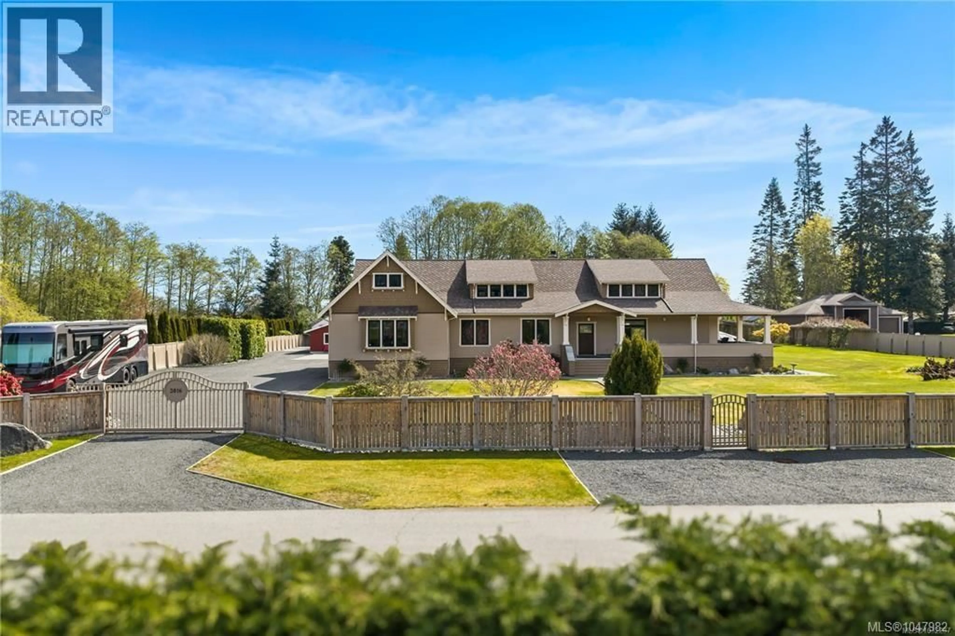 A pic from outside/outdoor area/front of a property/back of a property/a pic from drone, unknown for 3816 STUART PLACE, Campbell River British Columbia V9H1J7
