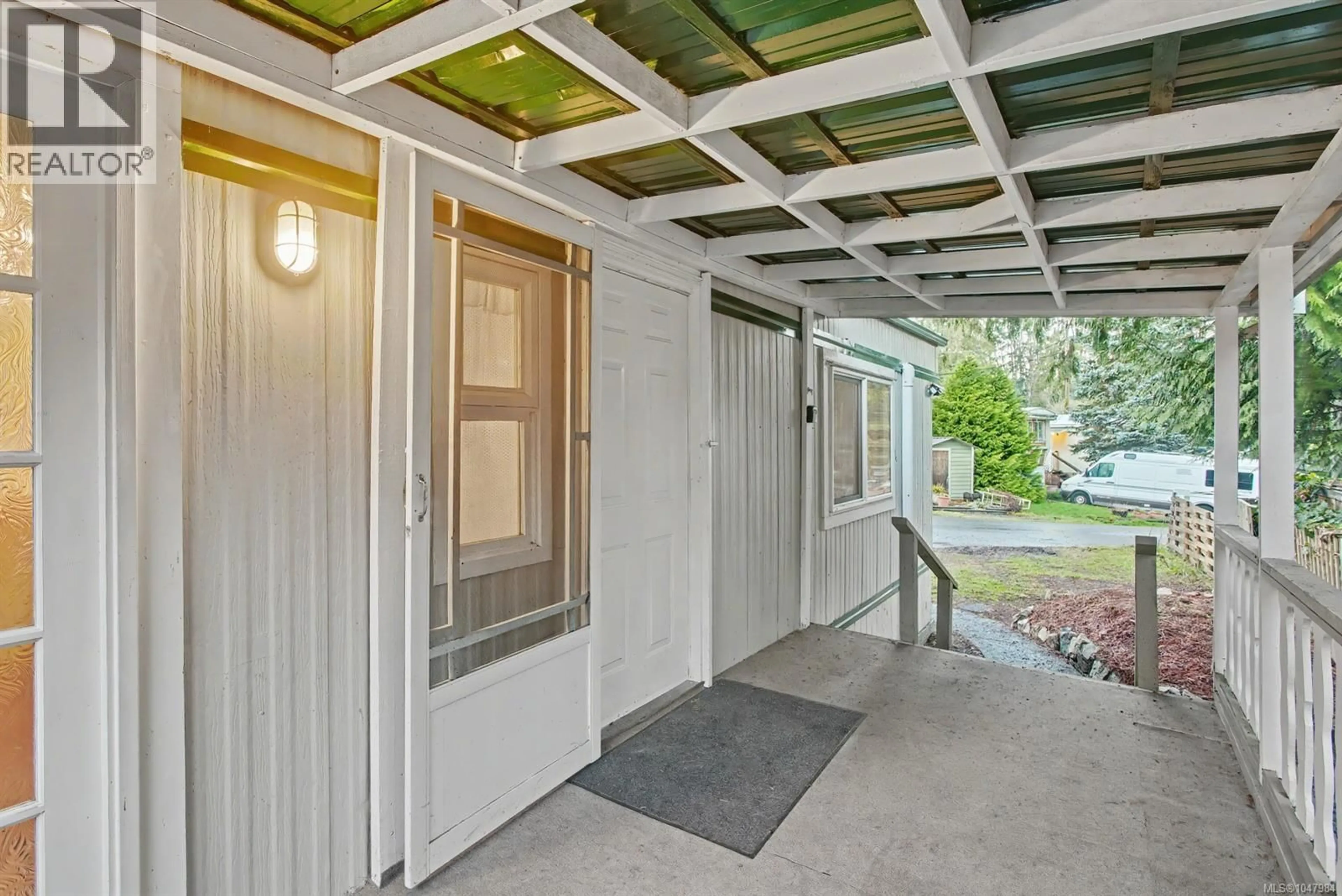 Indoor entryway for 104 - 1120 SHAWNIGAN MILL BAY ROAD, Mill Bay British Columbia V0R2P2