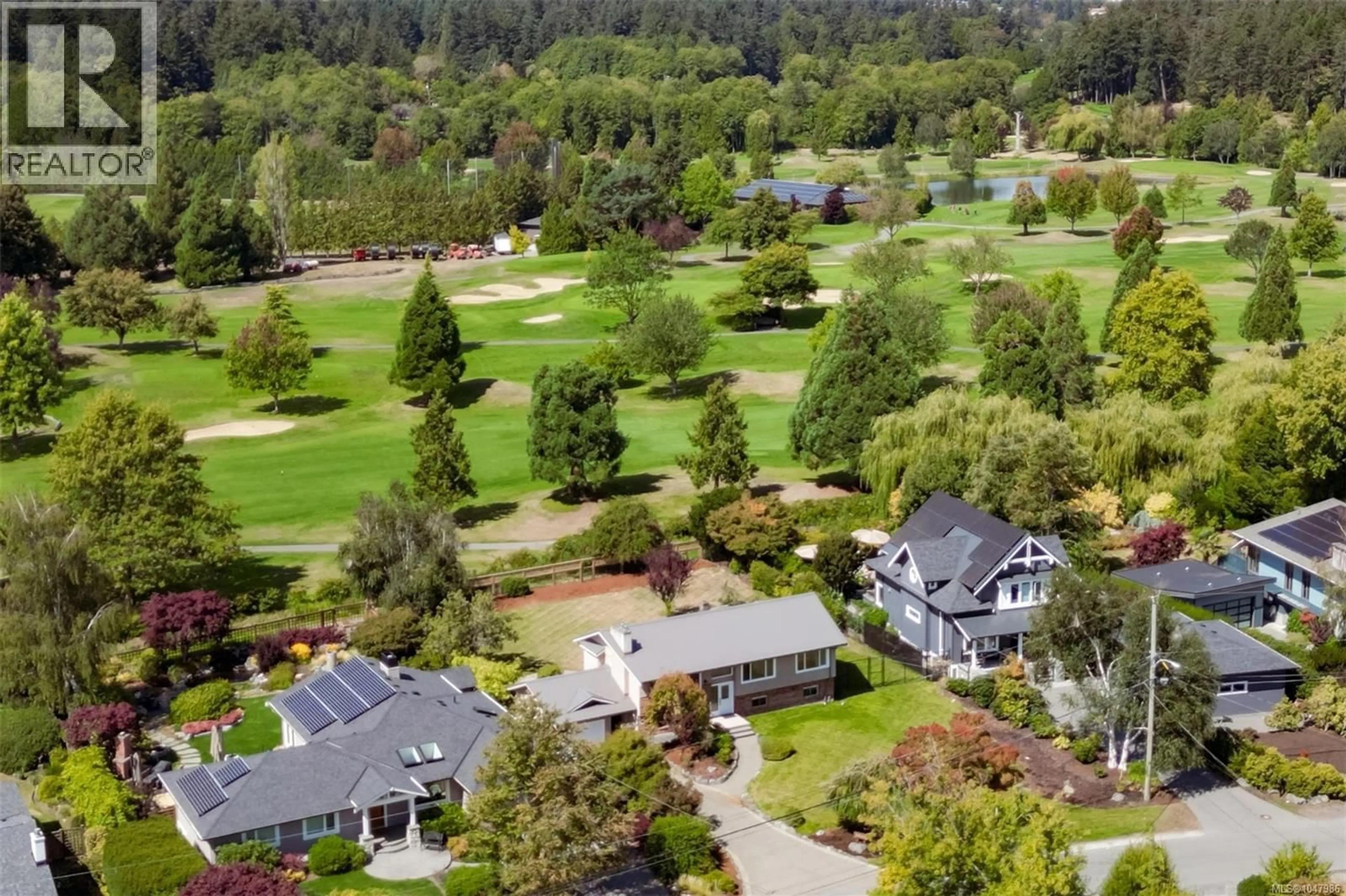 A pic from outside/outdoor area/front of a property/back of a property/a pic from drone, unknown for 5348 PARKER AVENUE, Saanich British Columbia V8Y2M9