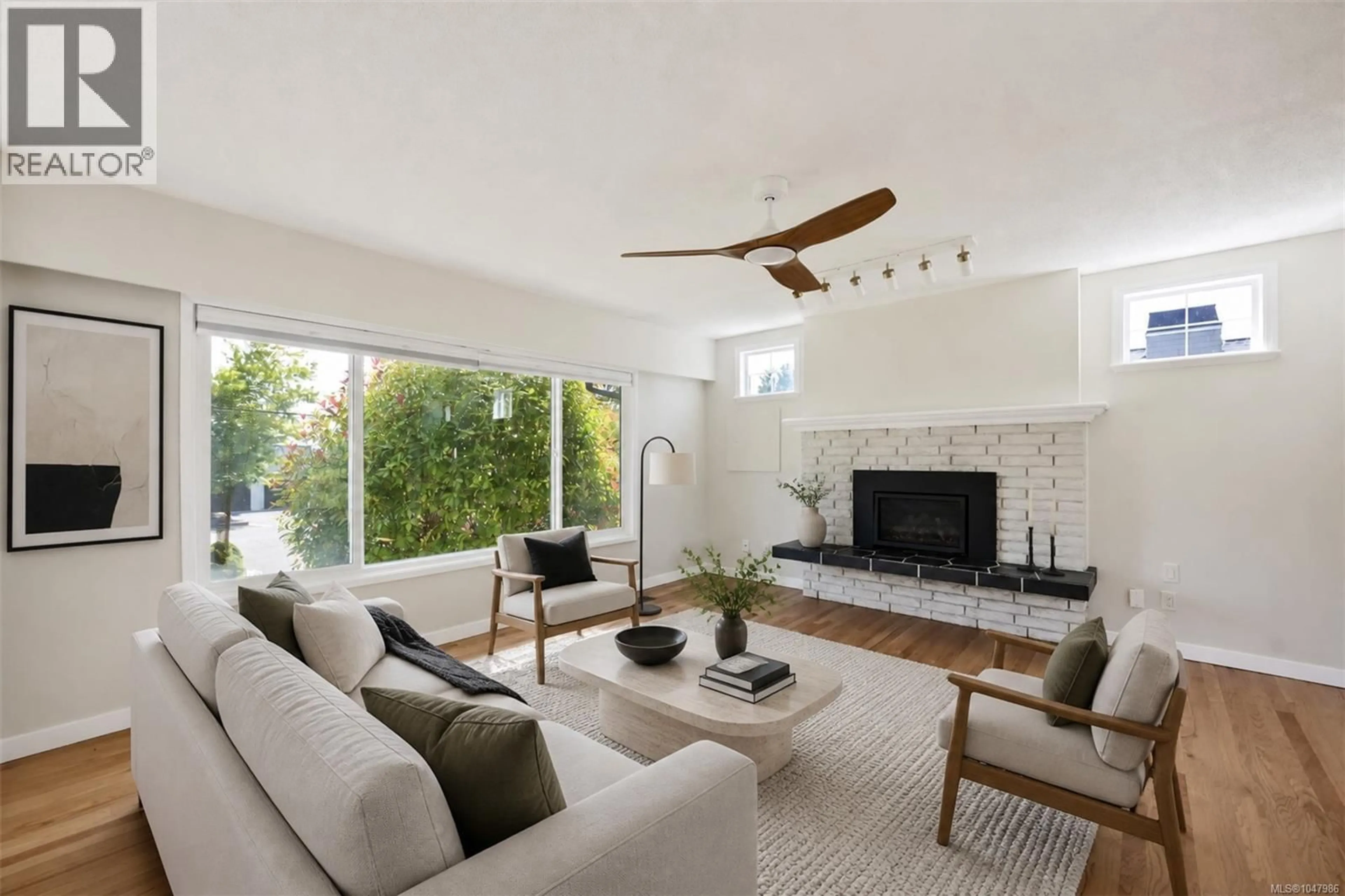 Living room with furniture, unknown for 5348 PARKER AVENUE, Saanich British Columbia V8Y2M9