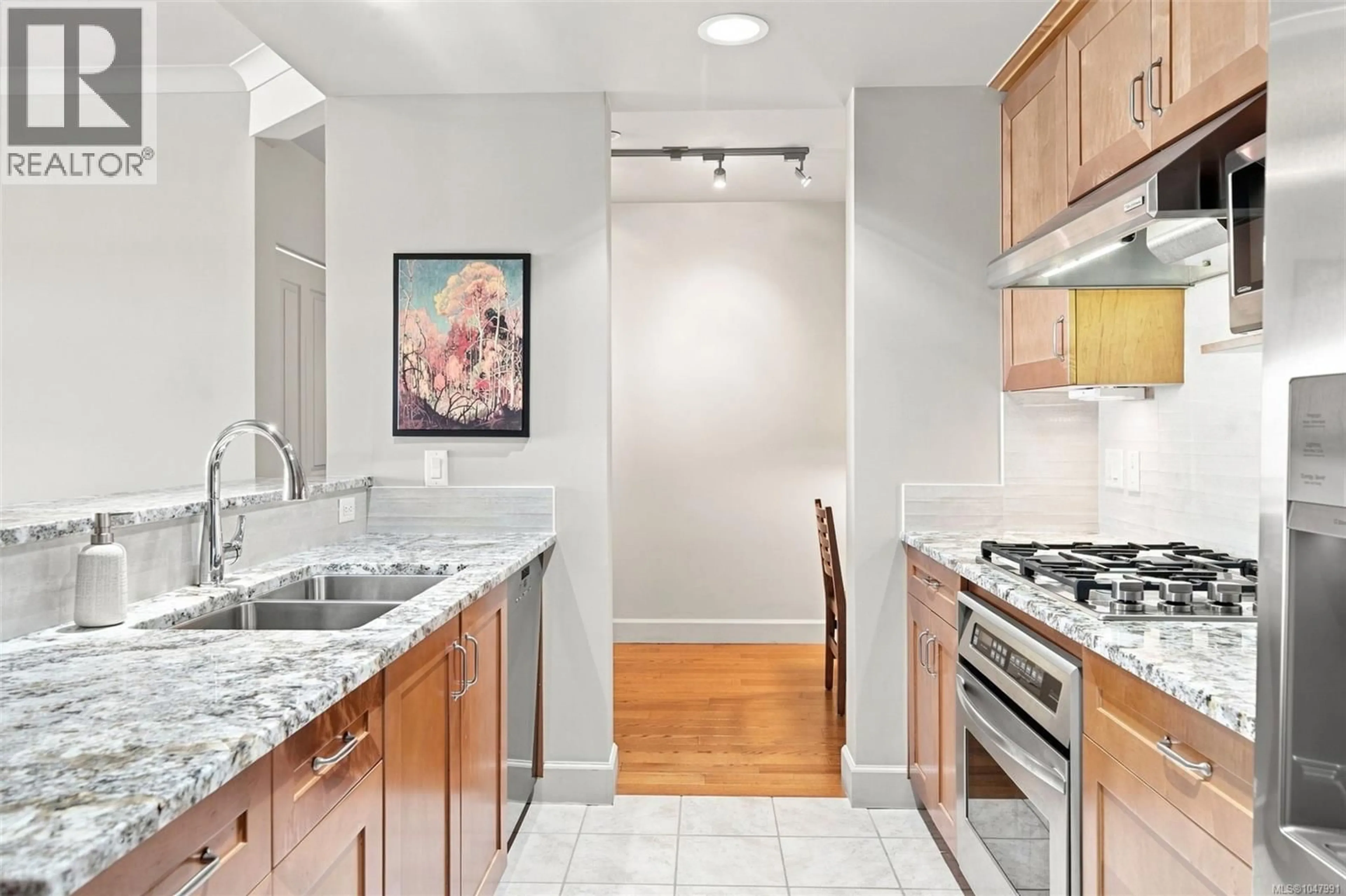 Standard kitchen, ceramic/tile floor for 414 - 21 DALLAS ROAD, Victoria British Columbia V8V4Z9