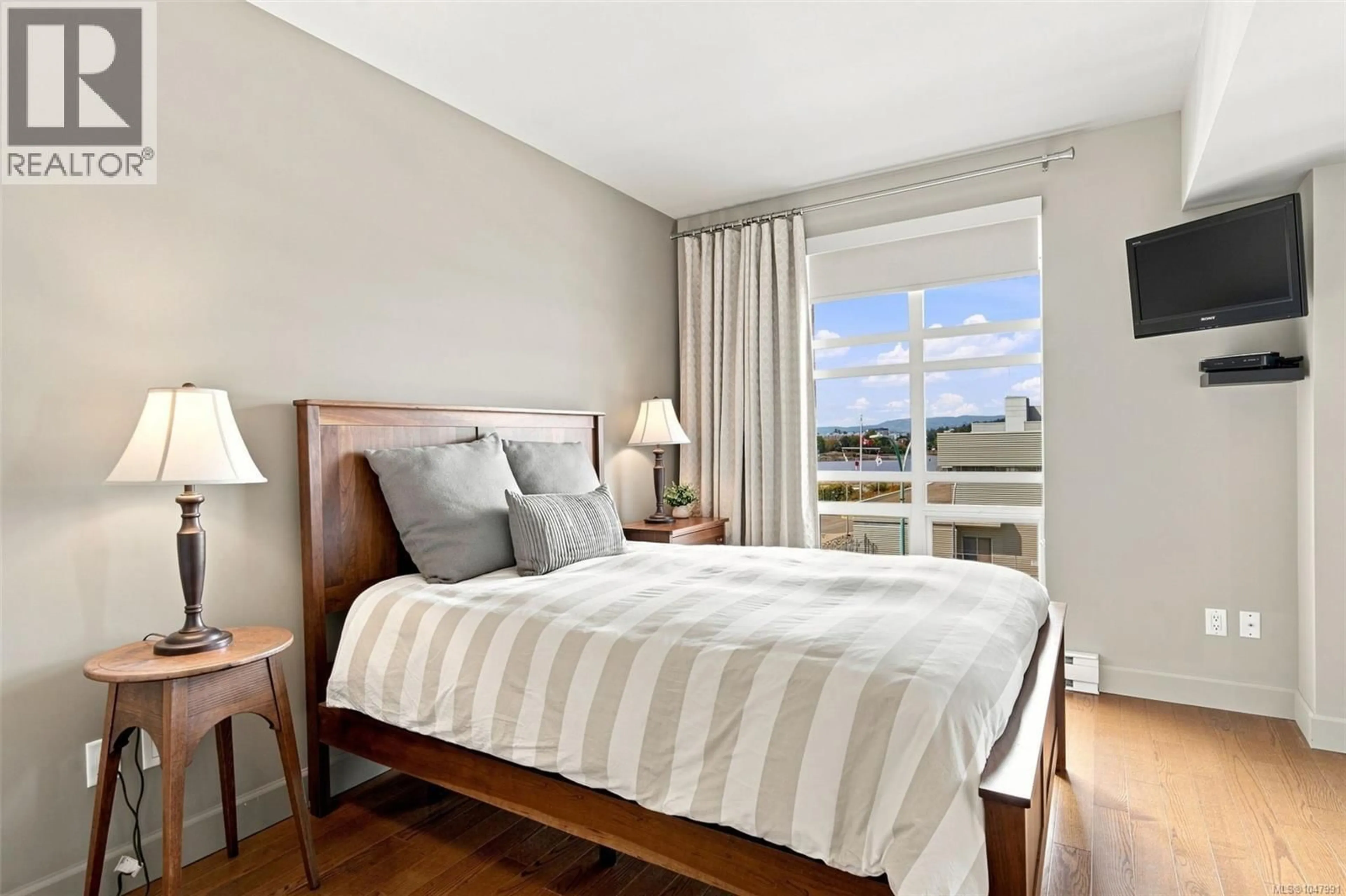 Bedroom with bed, wood/laminate floor for 414 - 21 DALLAS ROAD, Victoria British Columbia V8V4Z9
