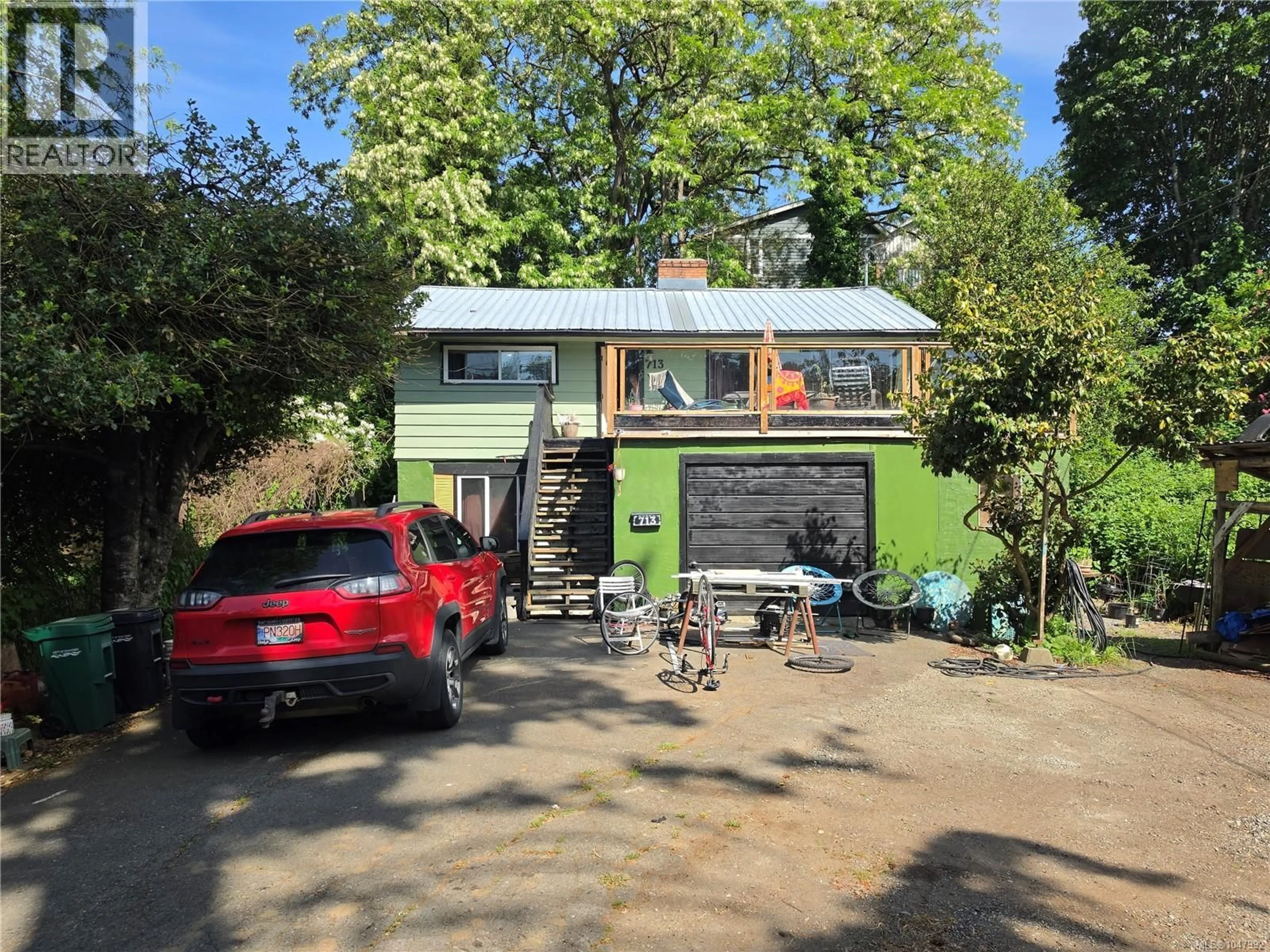 A pic from outside/outdoor area/front of a property/back of a property/a pic from drone, street for 713 VICTORIA ROAD, Nanaimo British Columbia V9R4R6