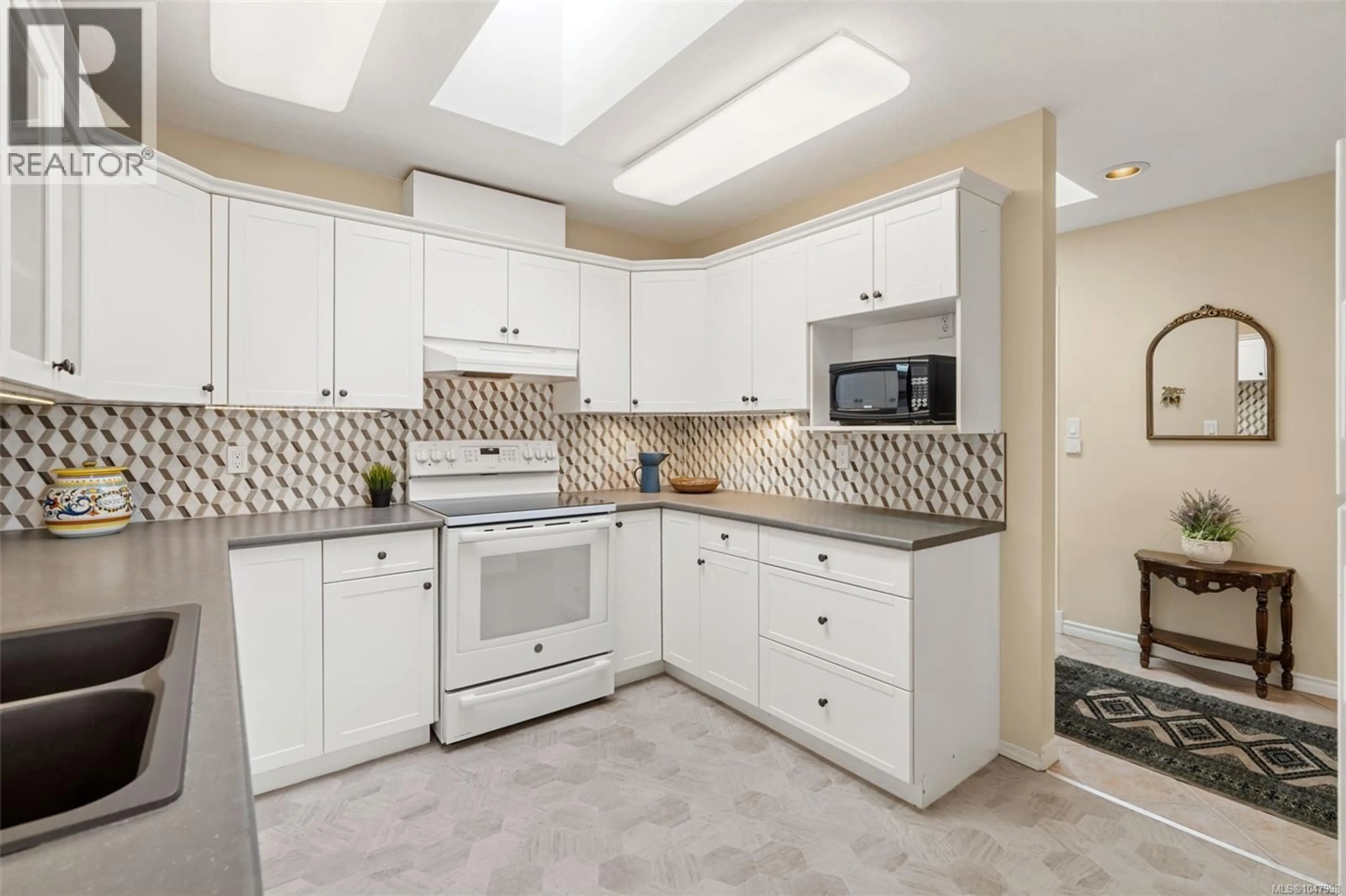 Standard kitchen, ceramic/tile floor for 403 - 275 FIRST STREET, Duncan British Columbia V9L1R3