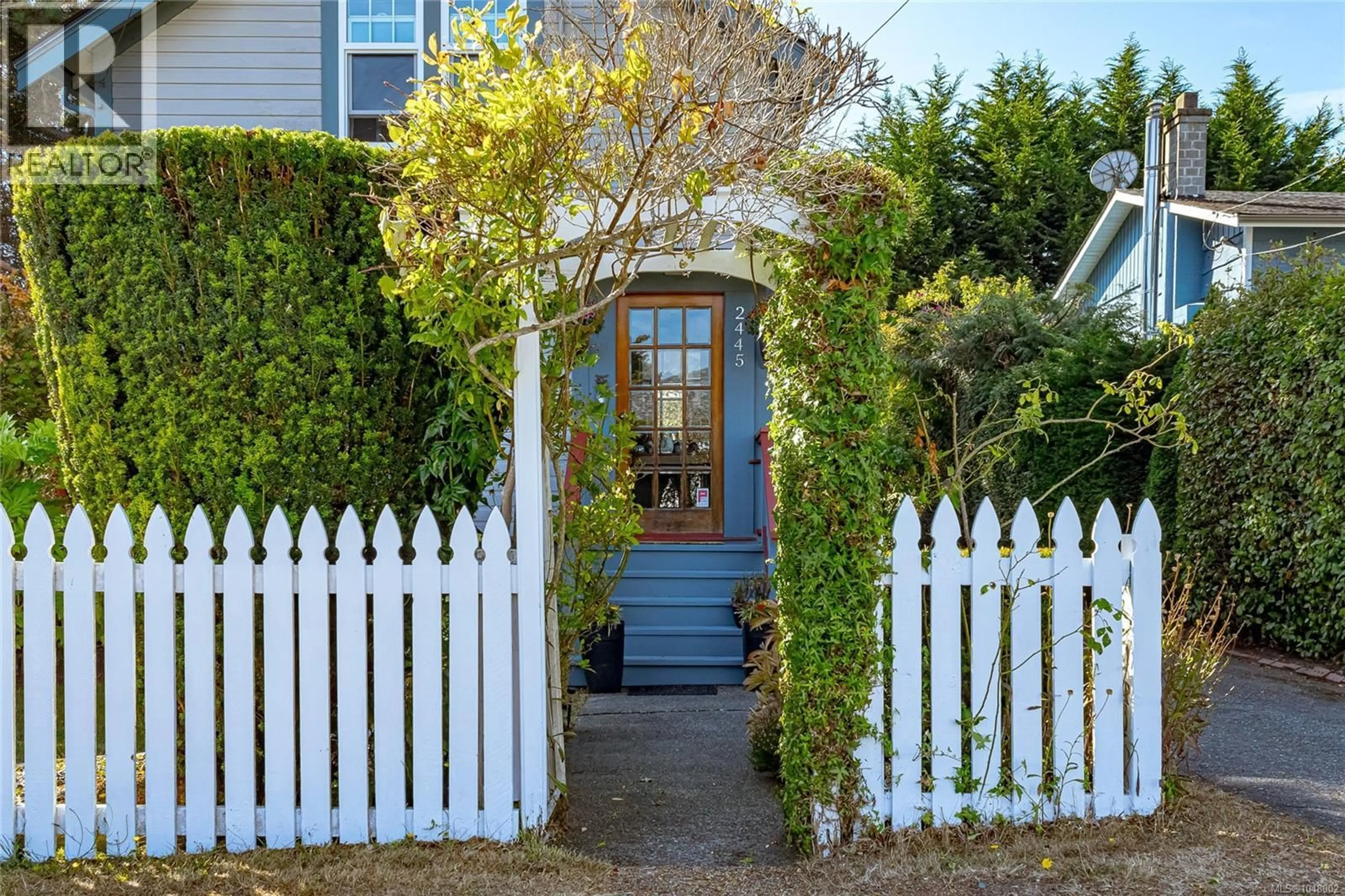 Indoor entryway for 2445 AMELIA AVENUE, Sidney British Columbia V8L2J4