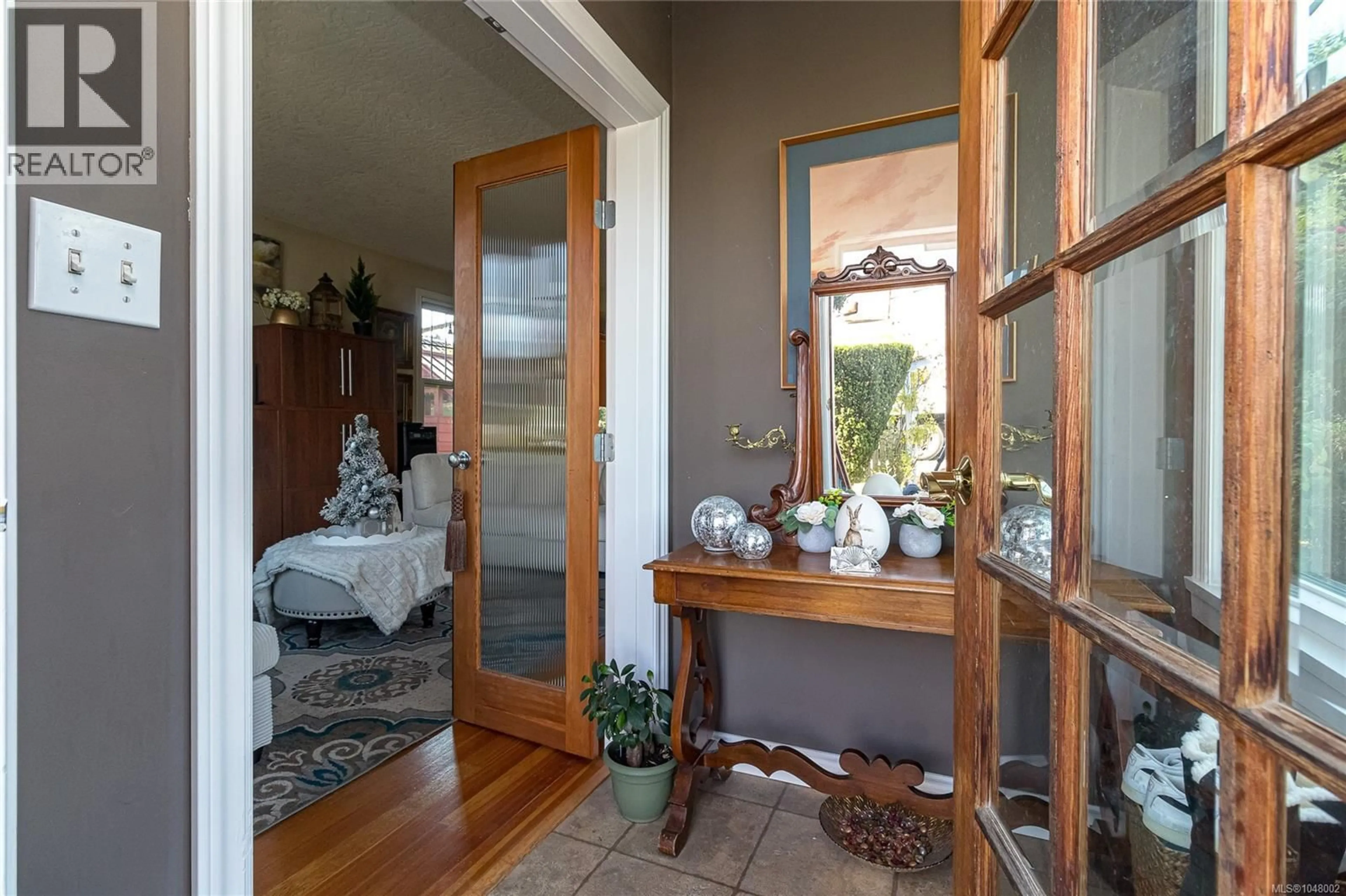Indoor entryway for 2445 AMELIA AVENUE, Sidney British Columbia V8L2J4