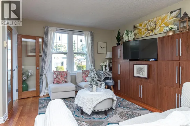2445 AMELIA AVENUE, Sidney 5