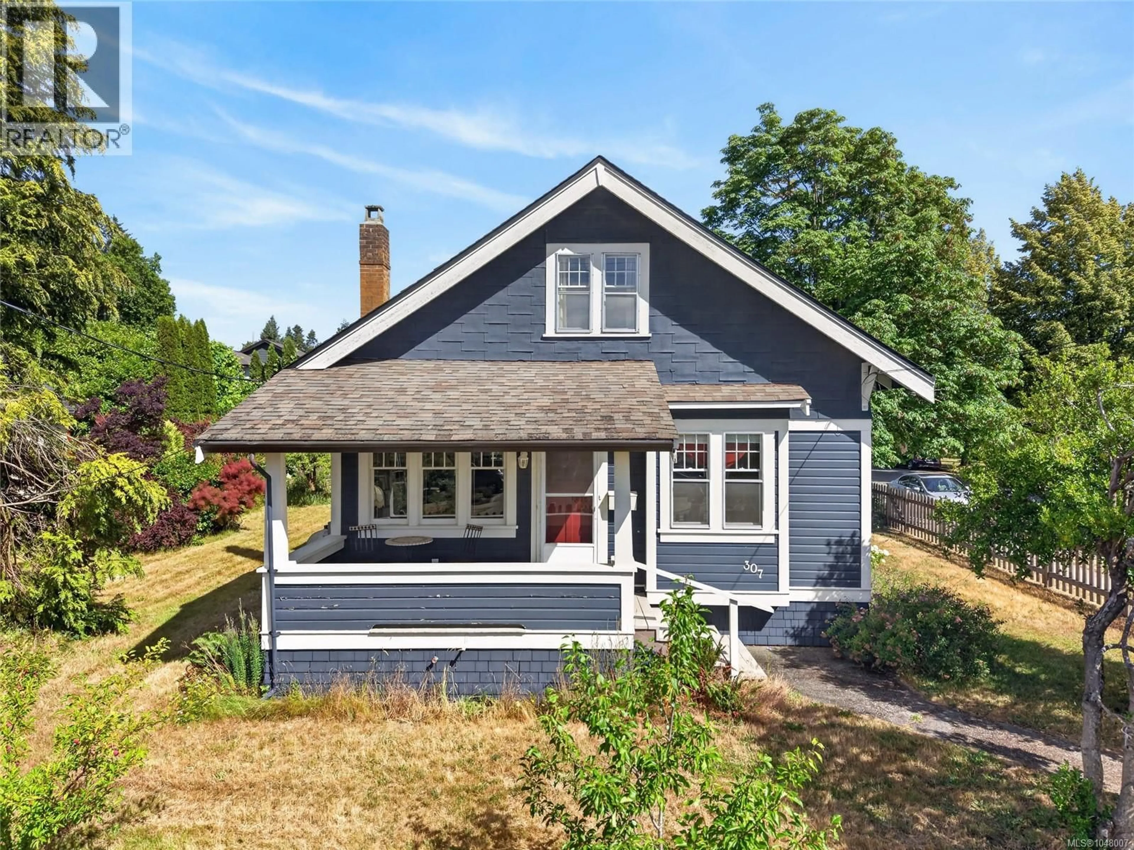 Home with vinyl exterior material, street for 307 3RD STREET, Courtenay British Columbia V9N1E3