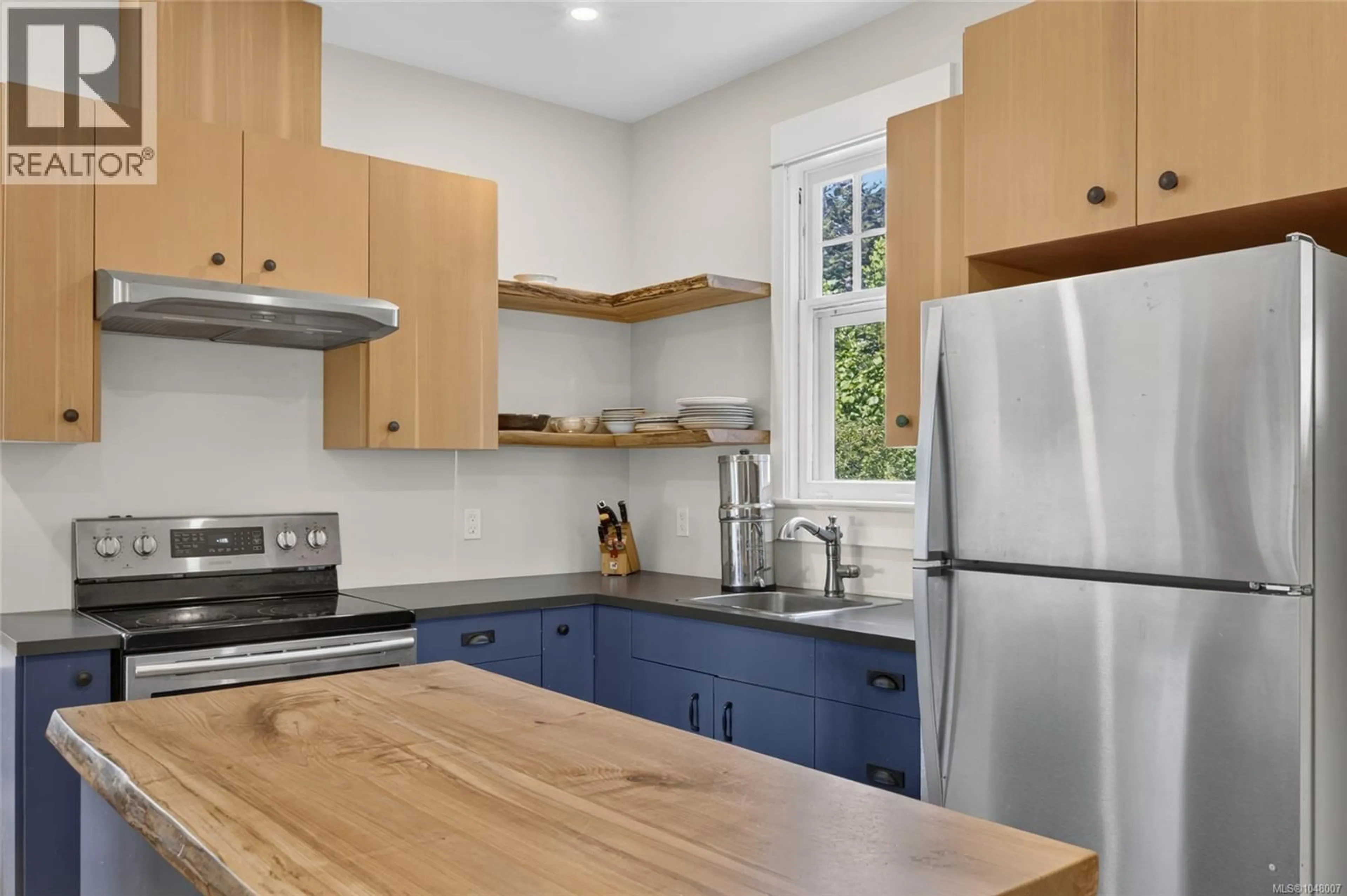 Standard kitchen, unknown for 307 3RD STREET, Courtenay British Columbia V9N1E3