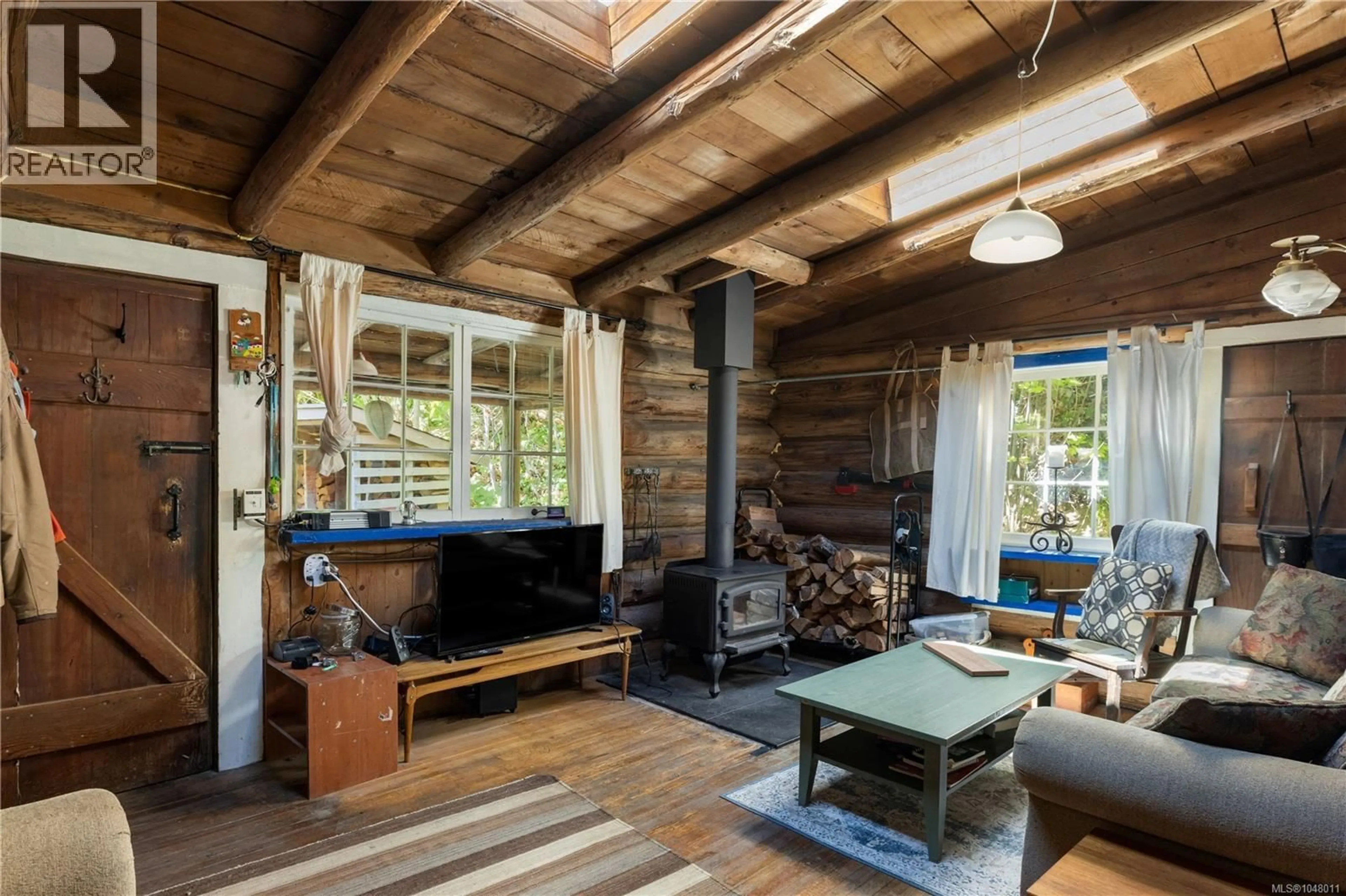 Living room with furniture, wood/laminate floor for 11391 YOUBOU ROAD, Youbou British Columbia V0R3E1