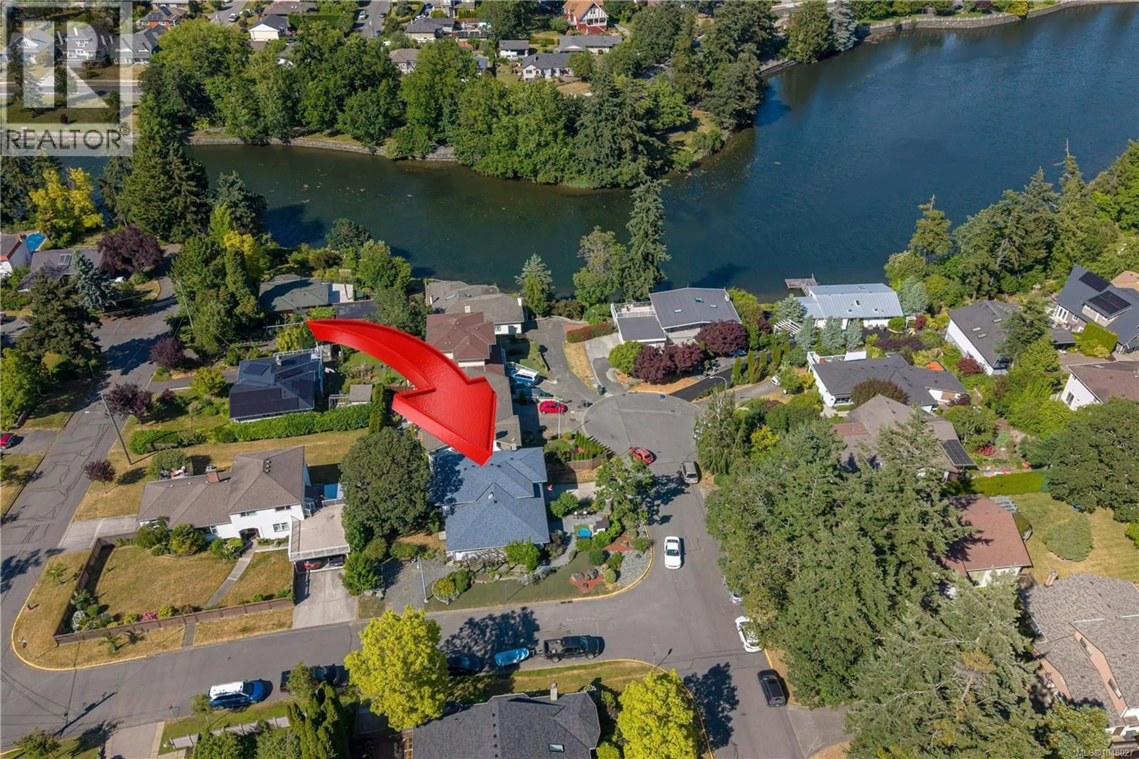 A pic from outside/outdoor area/front of a property/back of a property/a pic from drone, water/lake/river/ocean view for 928 MESHER PLACE, Esquimalt British Columbia V9A6Z1
