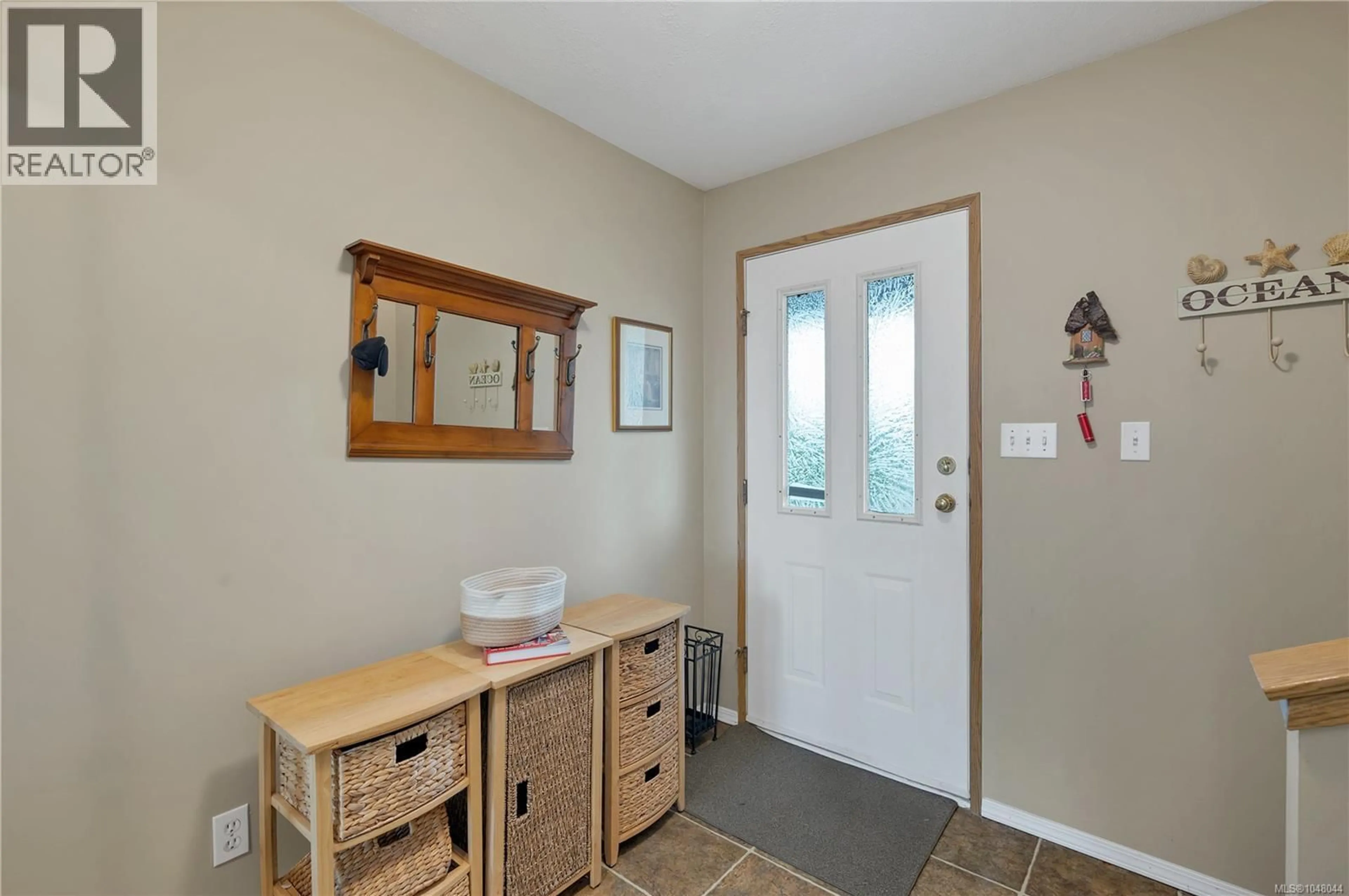Indoor entryway for 1920 RAVEN PLACE, Campbell River British Columbia V9W7H8