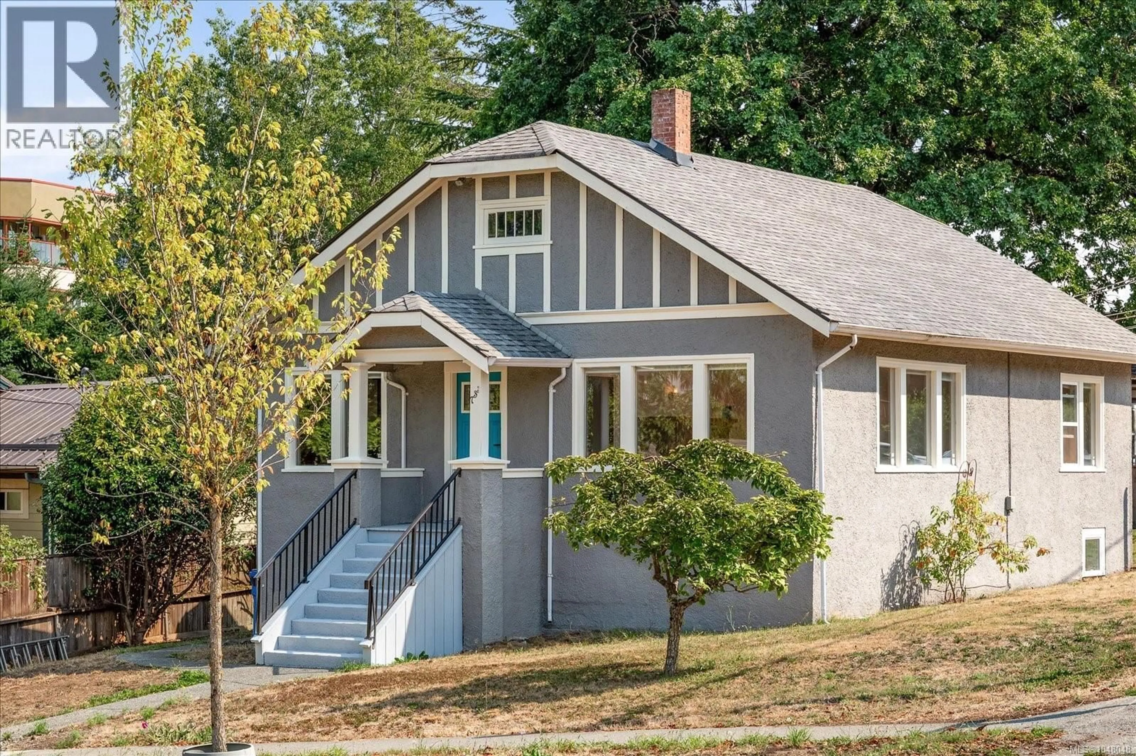 Home with vinyl exterior material, street for 733 FITZWILLIAM STREET, Nanaimo British Columbia V9R3B7