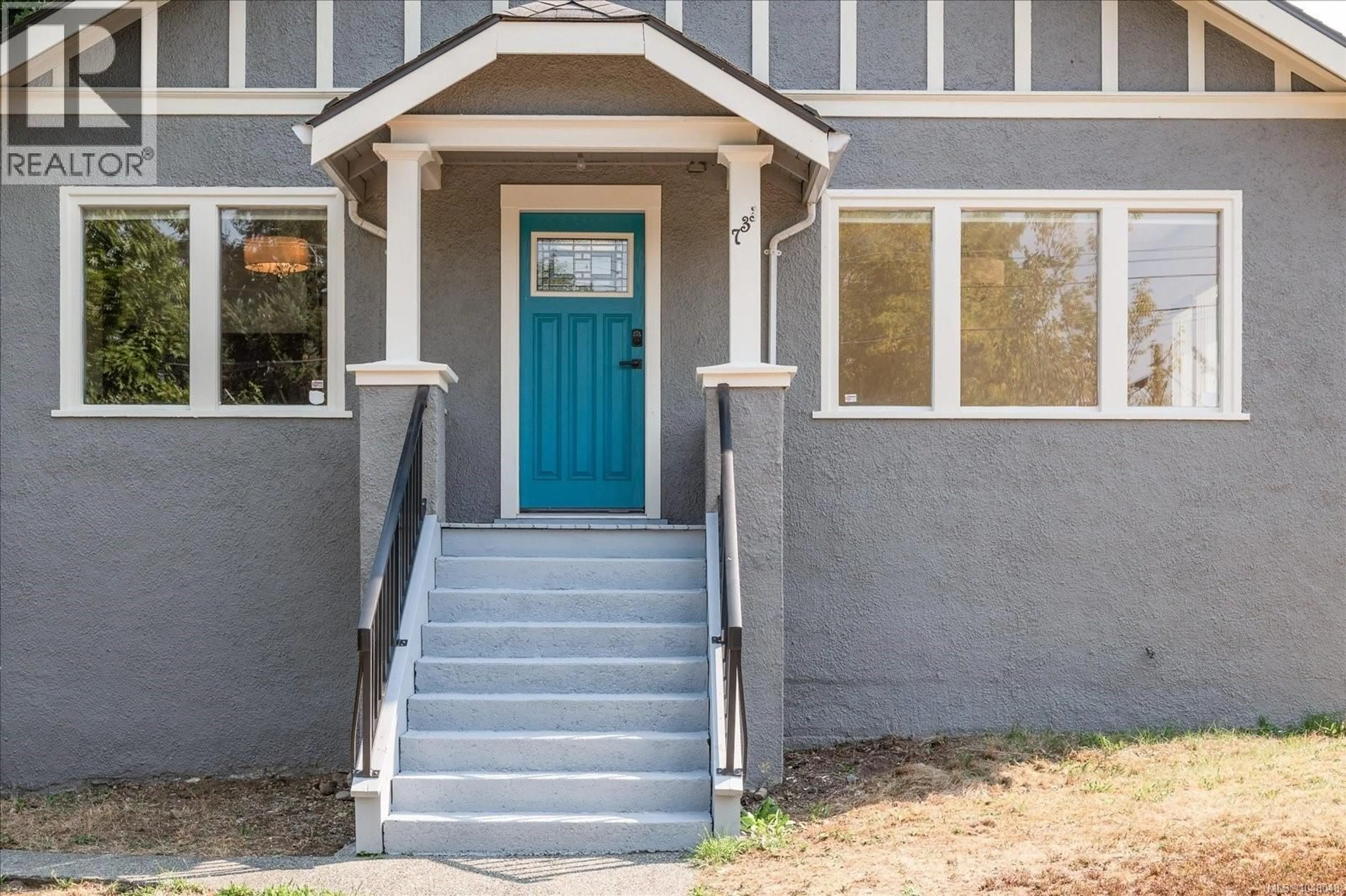 Home with vinyl exterior material, street for 733 FITZWILLIAM STREET, Nanaimo British Columbia V9R3B7