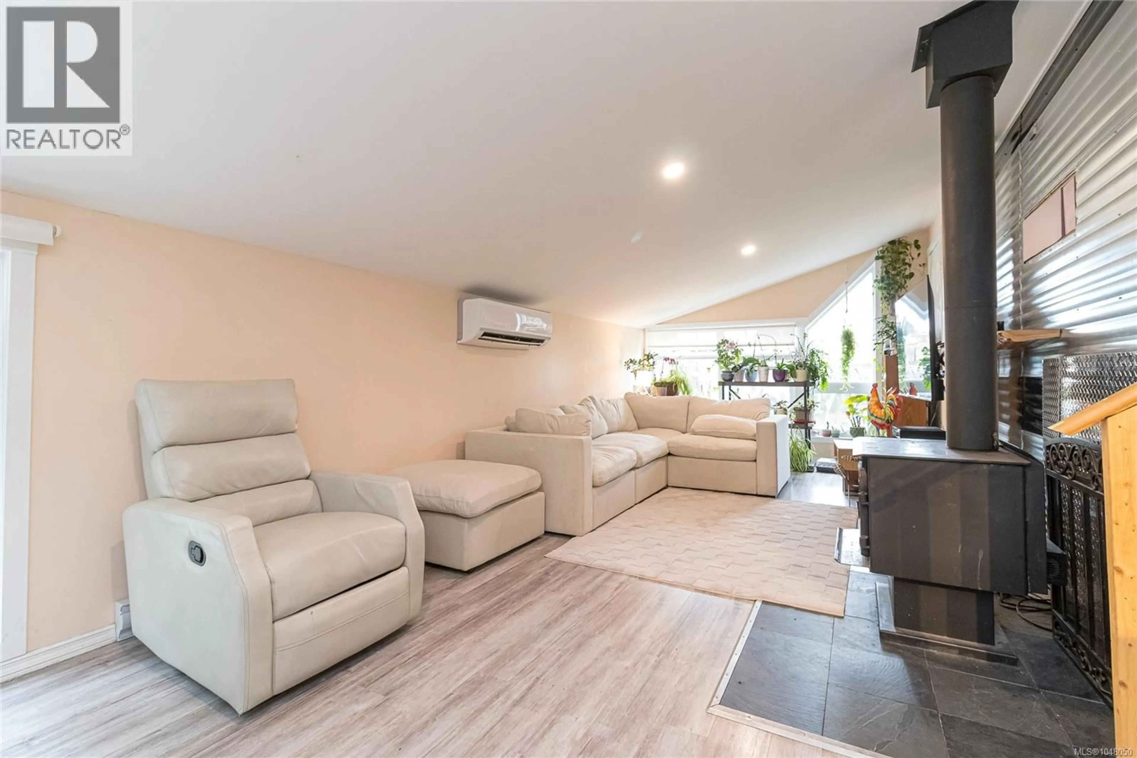 Living room with furniture, unknown for 33C - 1120 SHAWNIGAN-MILL BAY ROAD, Mill Bay British Columbia V0R2P2