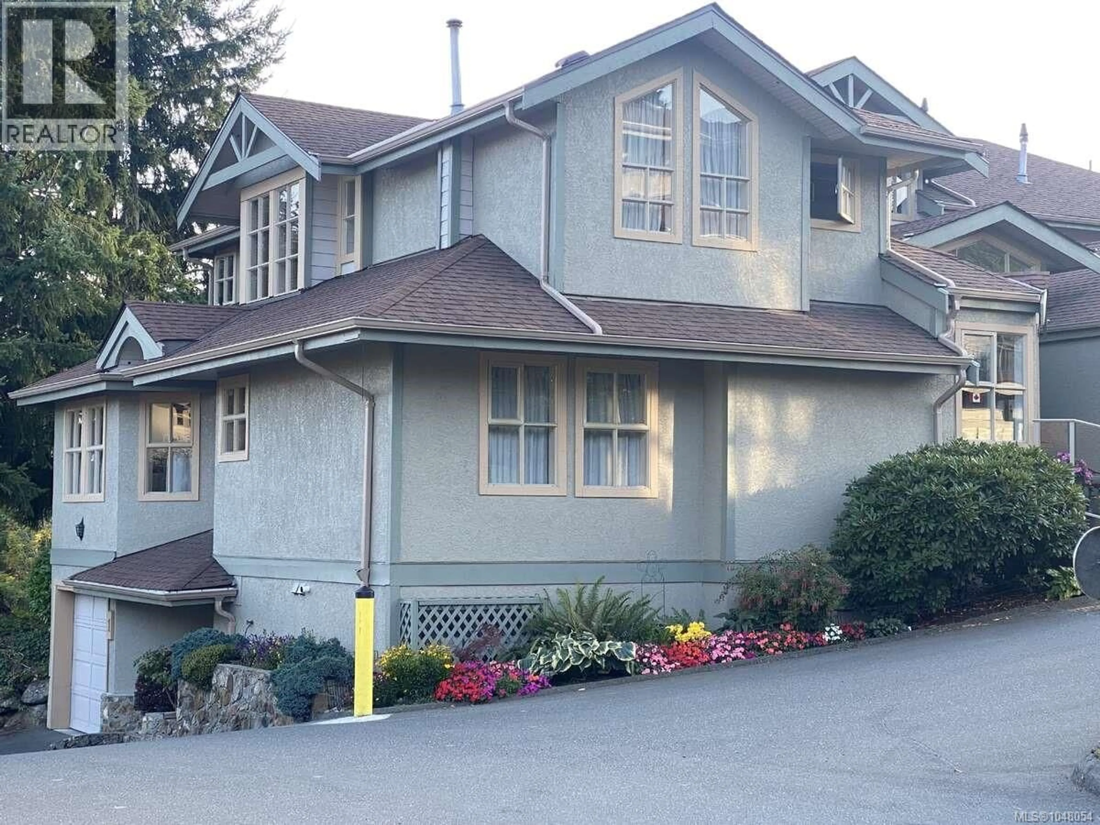 Home with vinyl exterior material, street for 1 - 500 MARSETT PLACE, Saanich British Columbia V8Z7J1