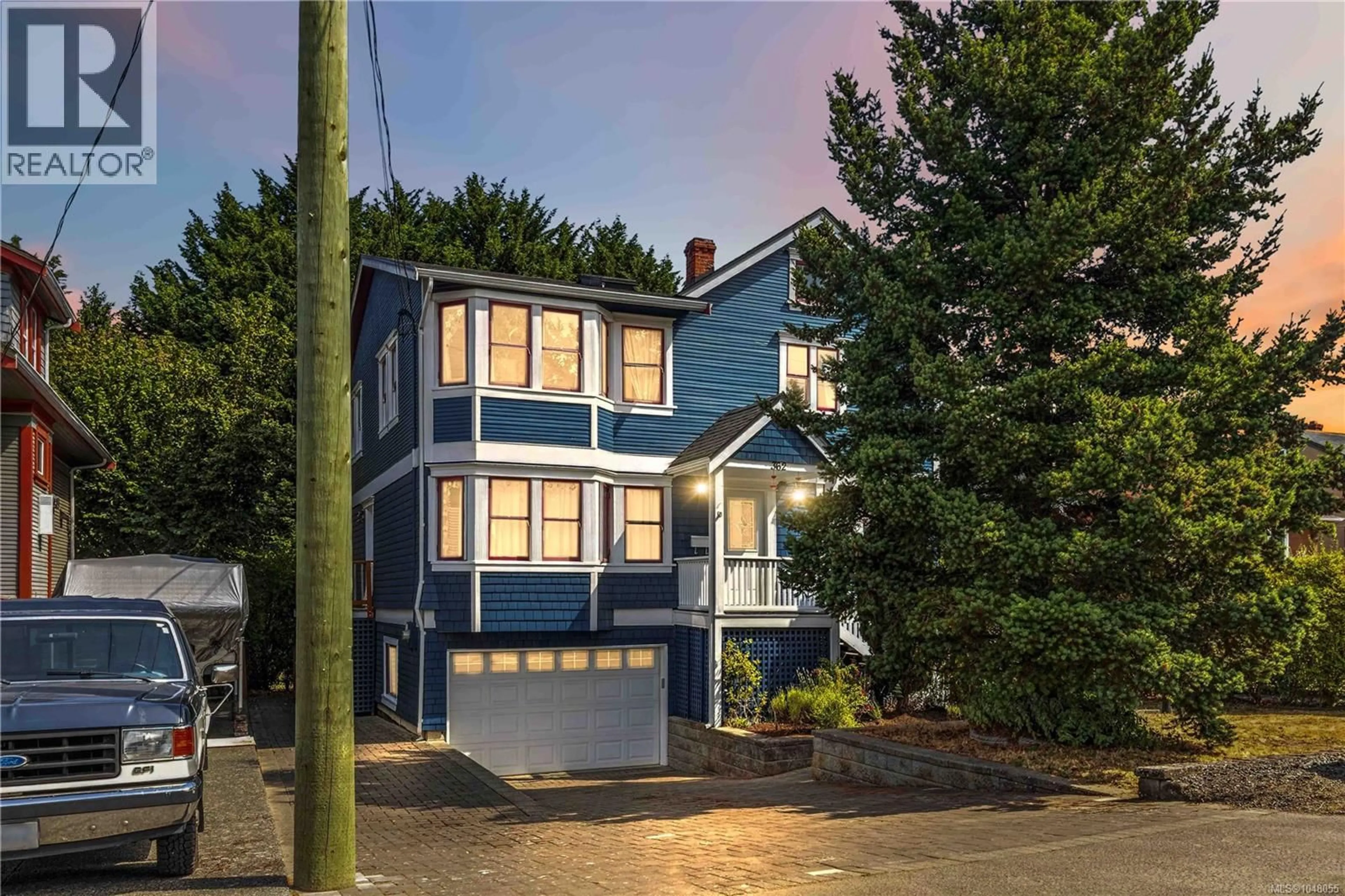 Home with vinyl exterior material, street for 362 KER AVENUE, Saanich British Columbia V9A2B5