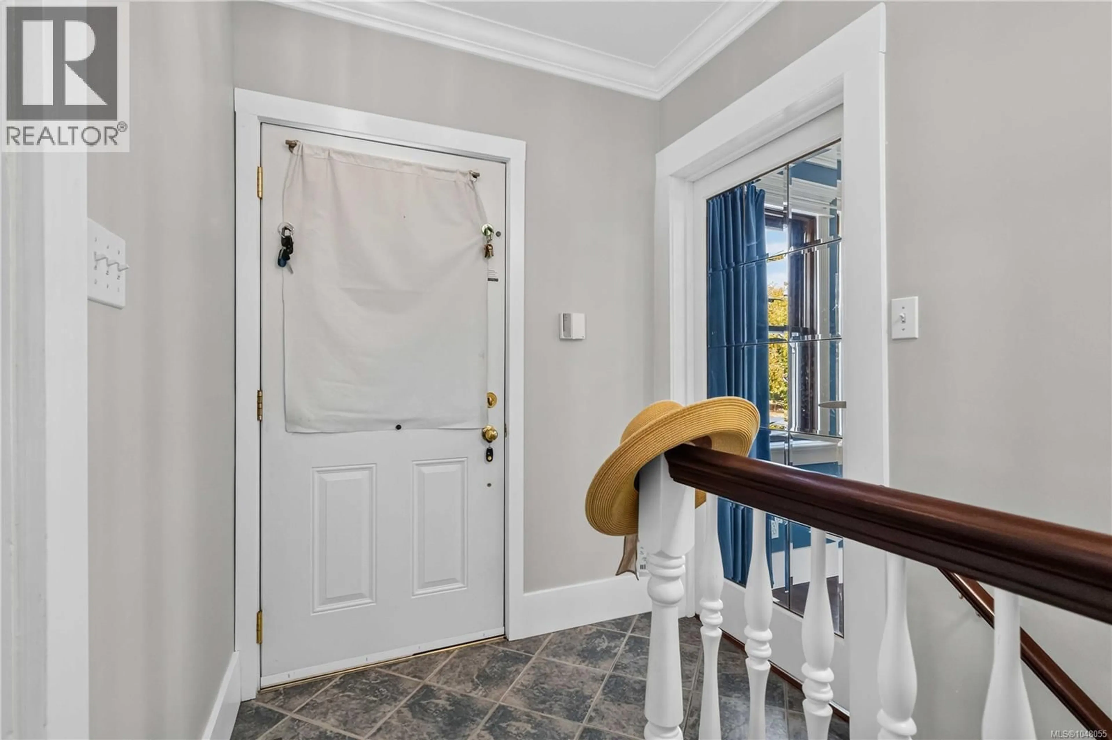 Indoor entryway for 362 KER AVENUE, Saanich British Columbia V9A2B5