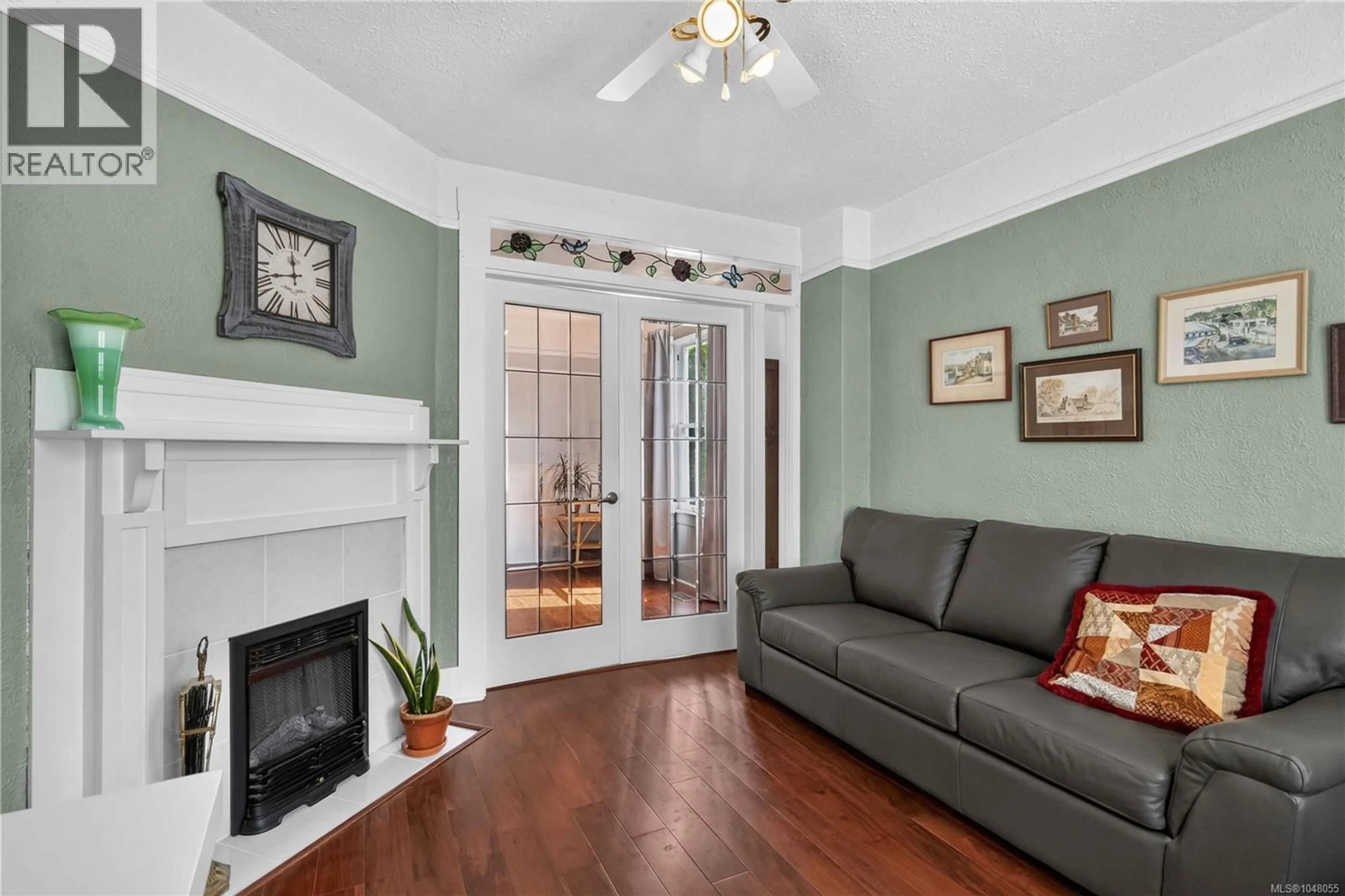 Living room with furniture, unknown for 362 KER AVENUE, Saanich British Columbia V9A2B5