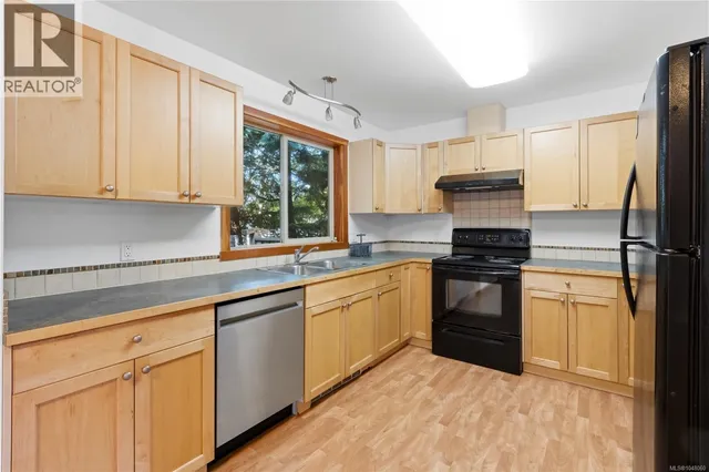 7 - 1626 HOLLY CRESCENT, Ucluelet 3
