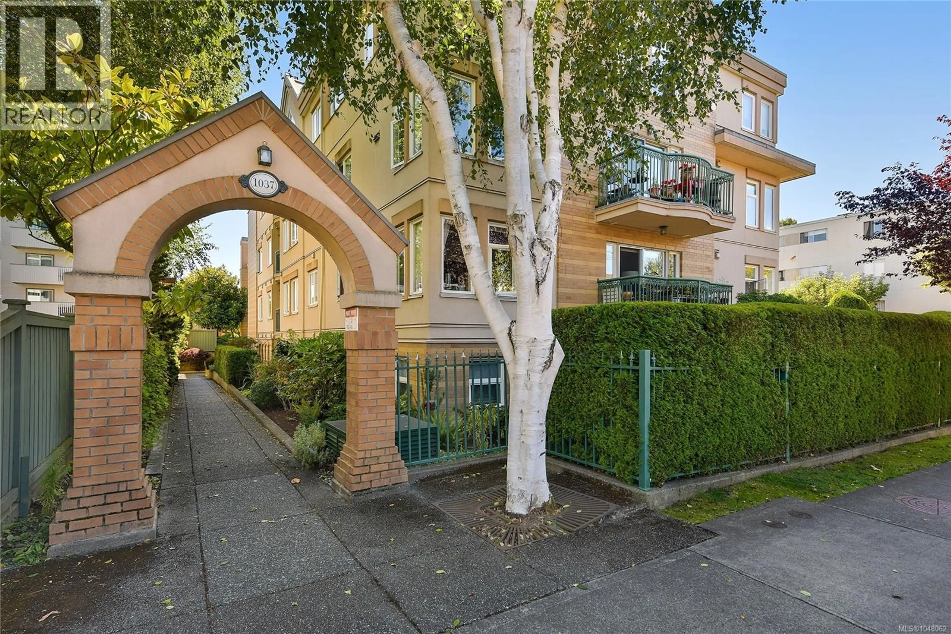Unknown for 204 - 1037 RICHARDSON STREET, Victoria British Columbia V8V3C6