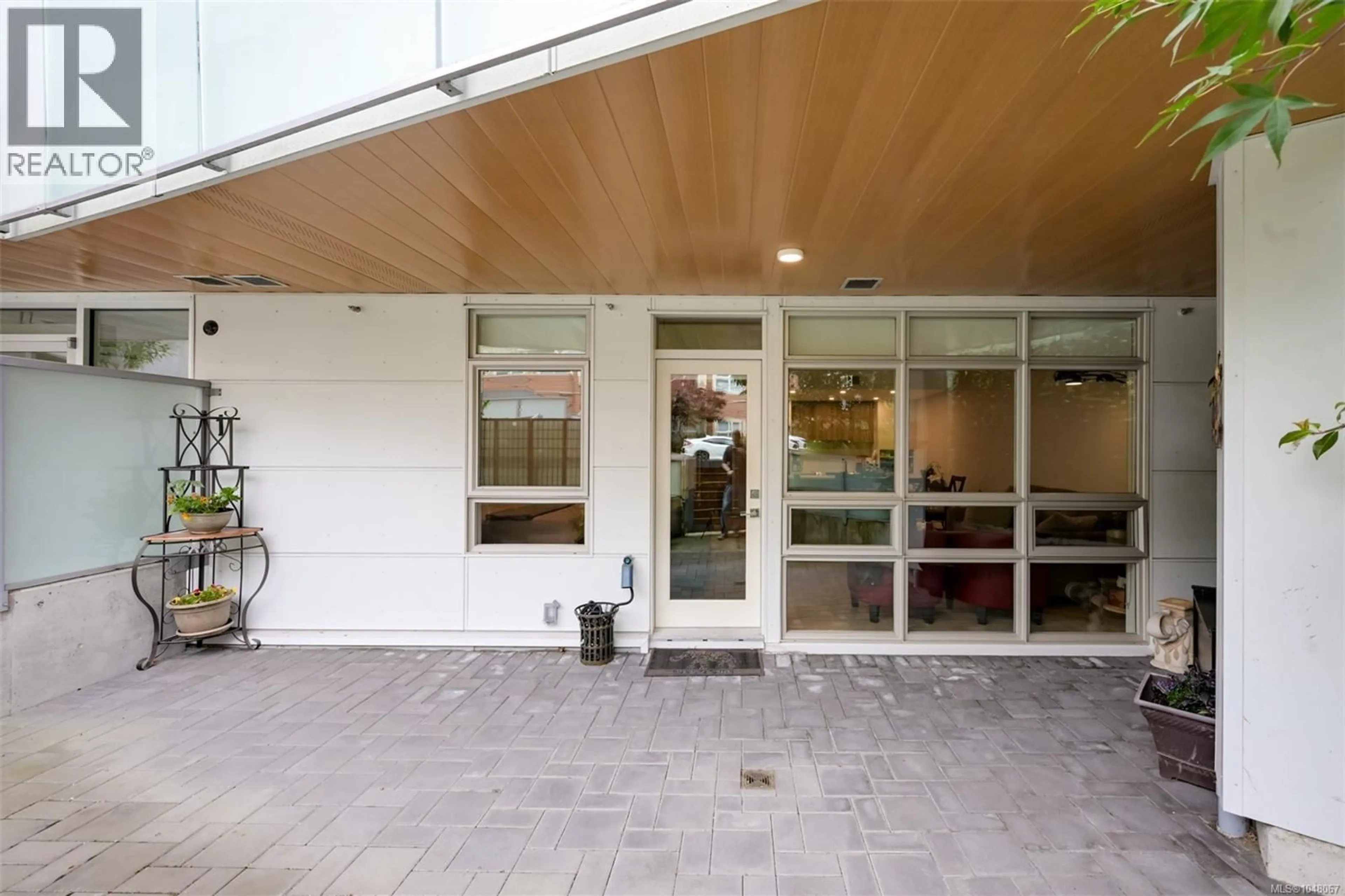 Indoor foyer for 103 - 881 SHORT STREET, Saanich British Columbia V8P2L3