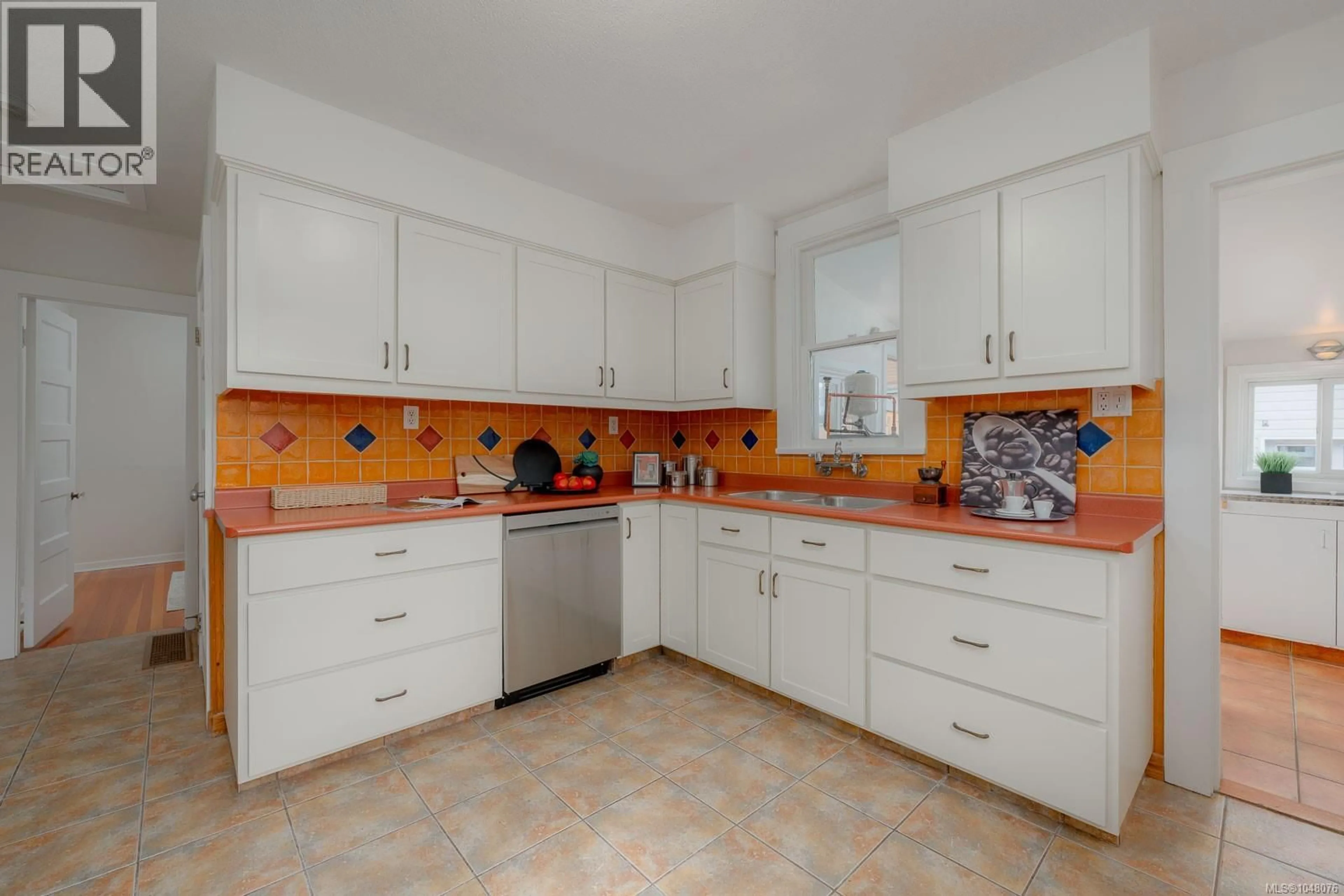Standard kitchen, ceramic/tile floor for 350 VINCENT AVENUE, Saanich British Columbia V9A2G7