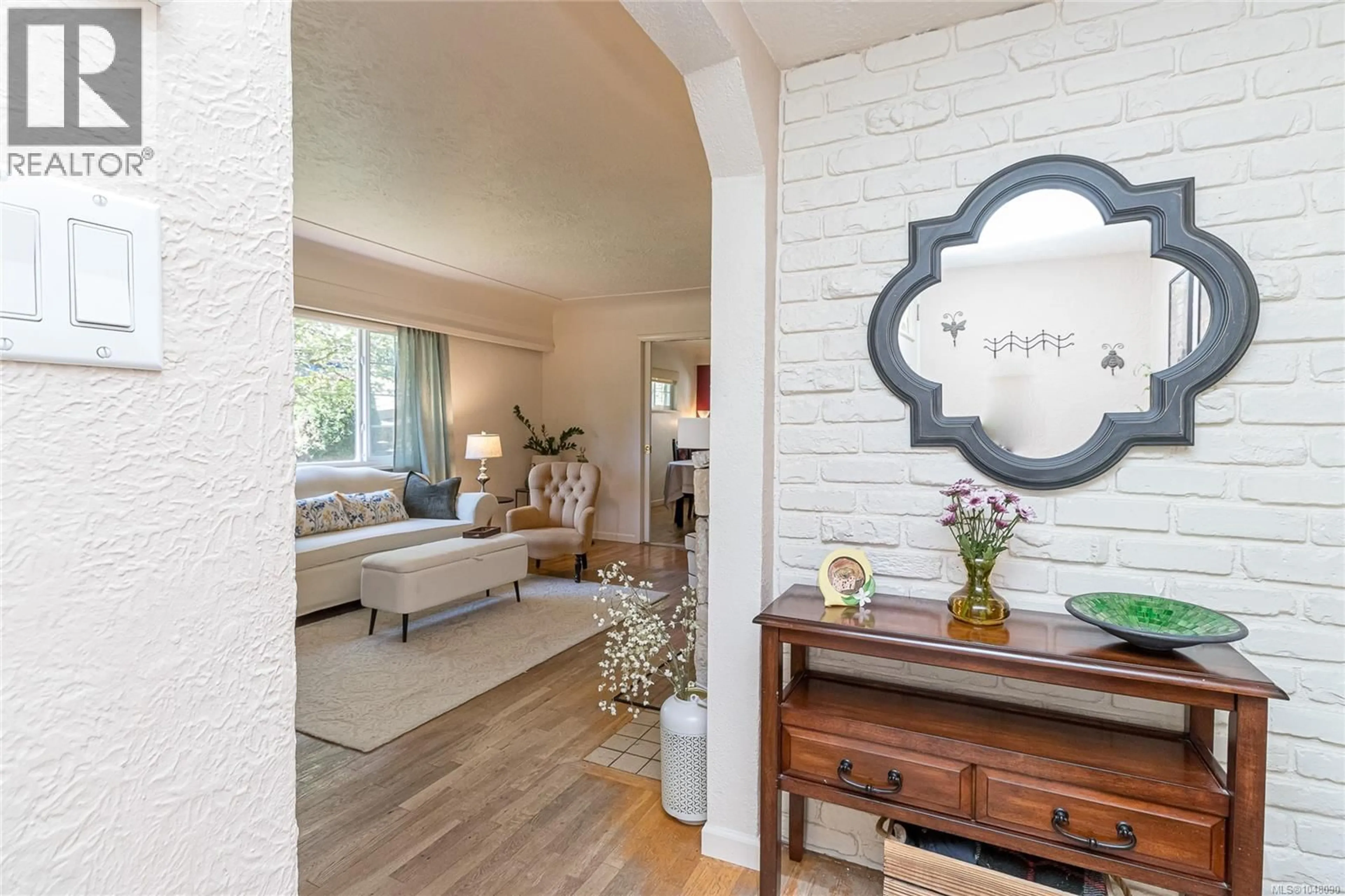Indoor entryway for 610 KENT ROAD, Saanich British Columbia V8Z1Z1