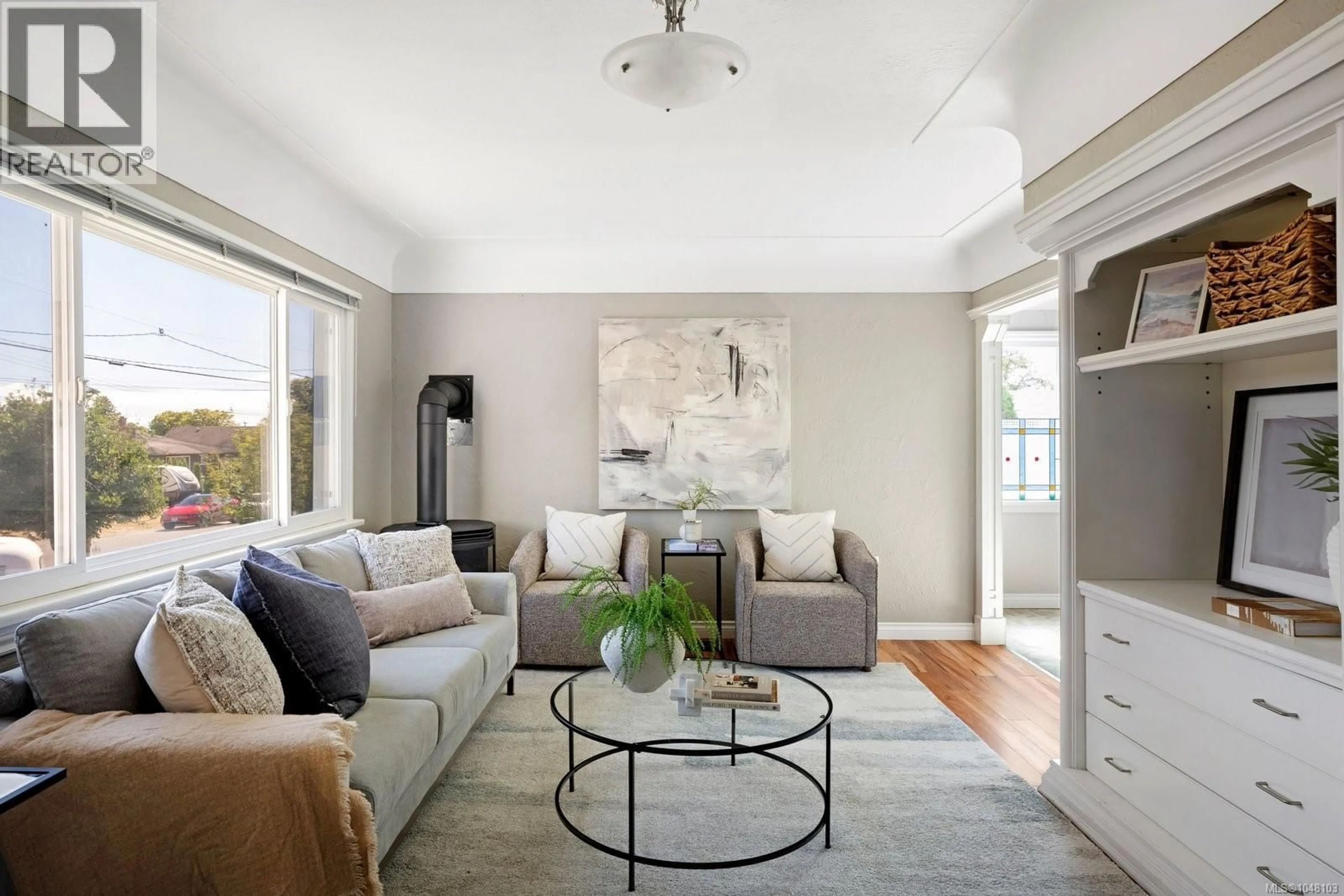 Living room with furniture, unknown for 3154 MILLGROVE STREET, Saanich British Columbia V9A1X6
