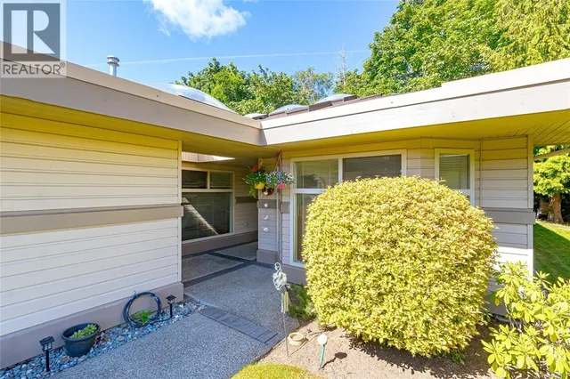 902 LAKES BOULEVARD, Parksville 2