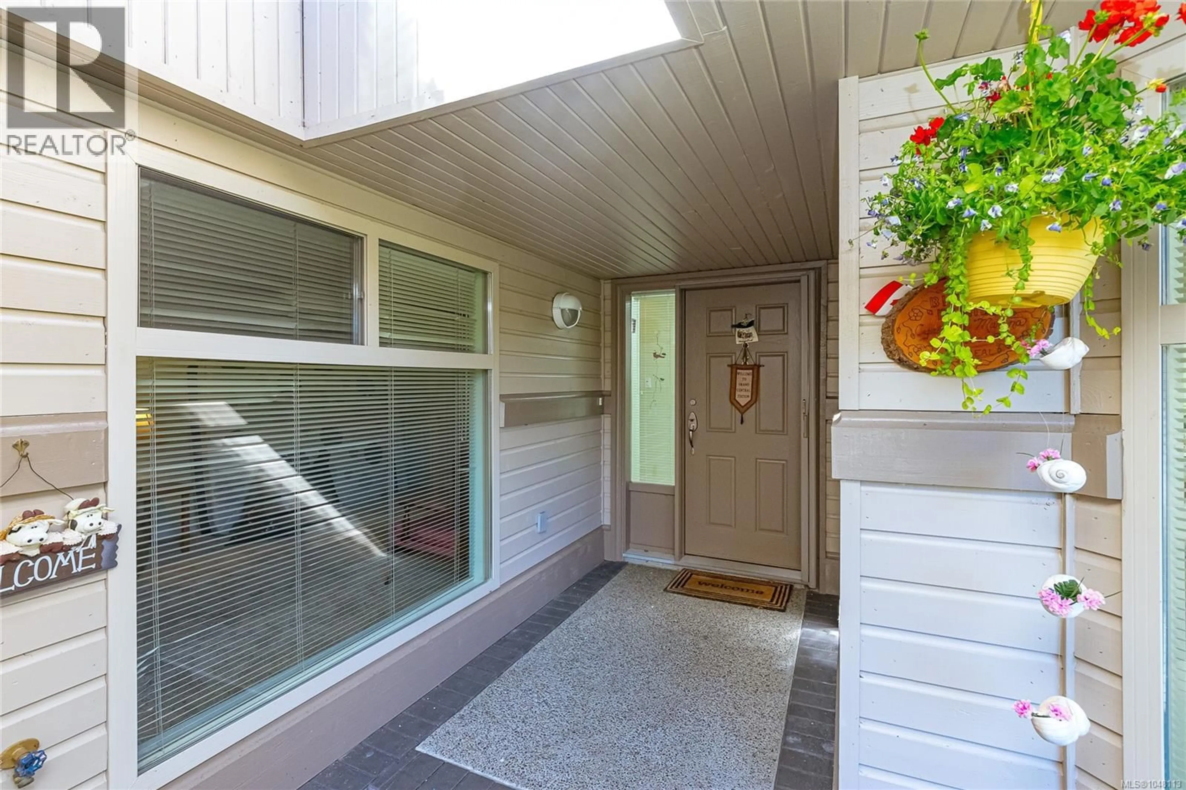 Indoor entryway for 902 LAKES BOULEVARD, Parksville British Columbia V9P2P8