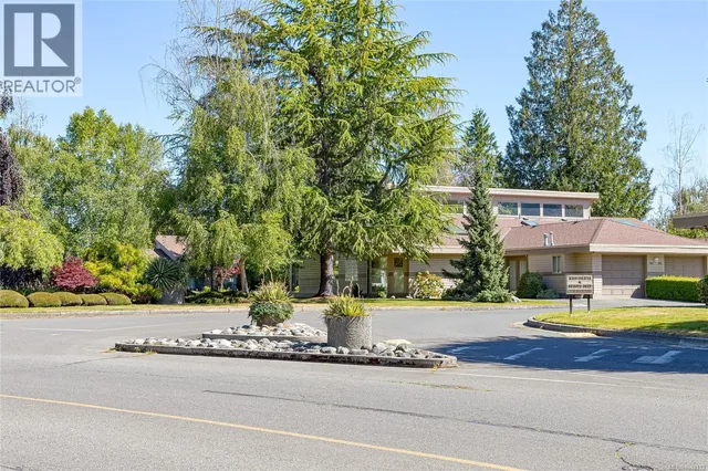 902 LAKES BOULEVARD, Parksville 5