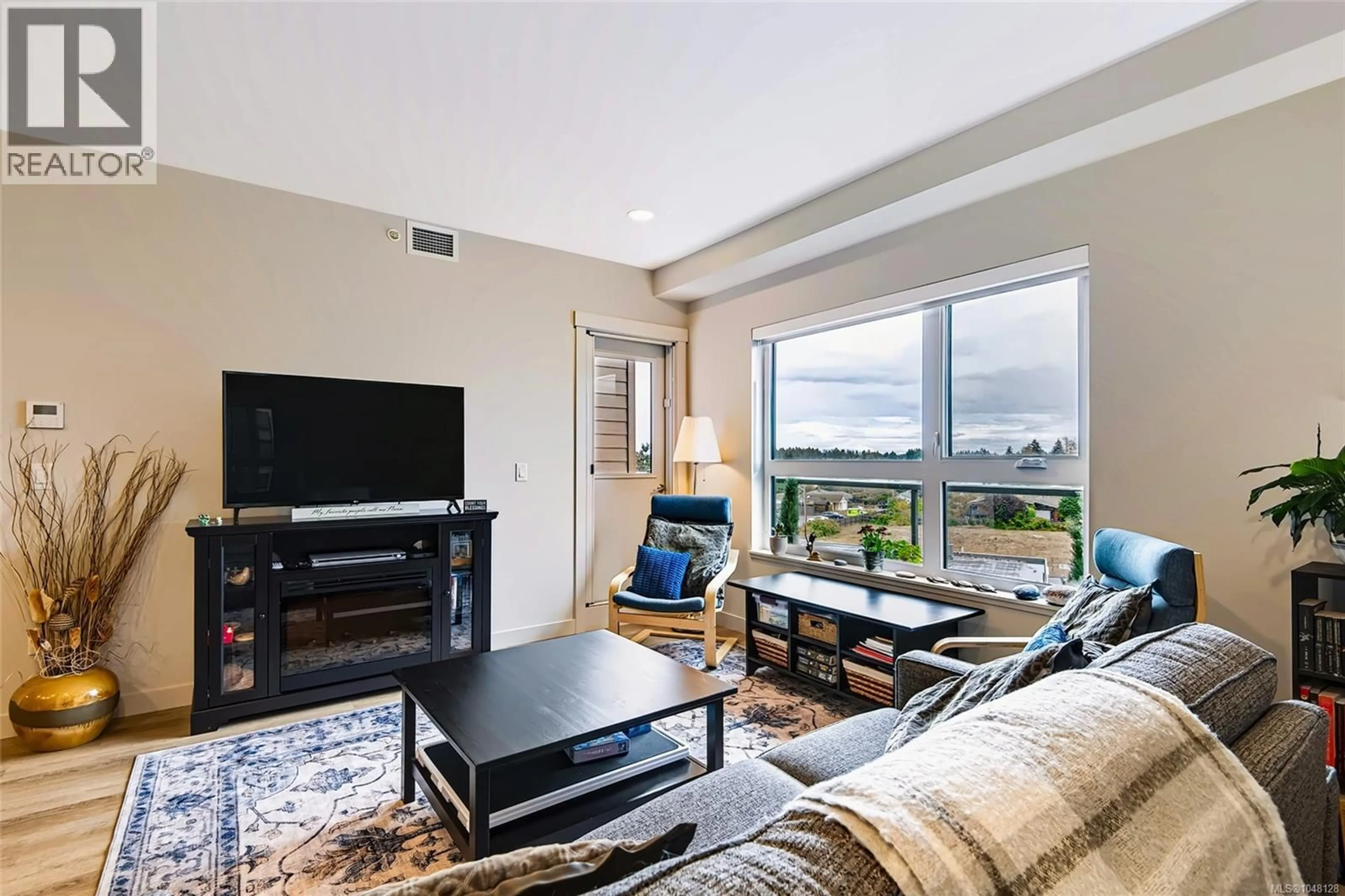 Living room with furniture, unknown for 404 - 164 ALBERNI HIGHWAY, Parksville British Columbia V9P0H8