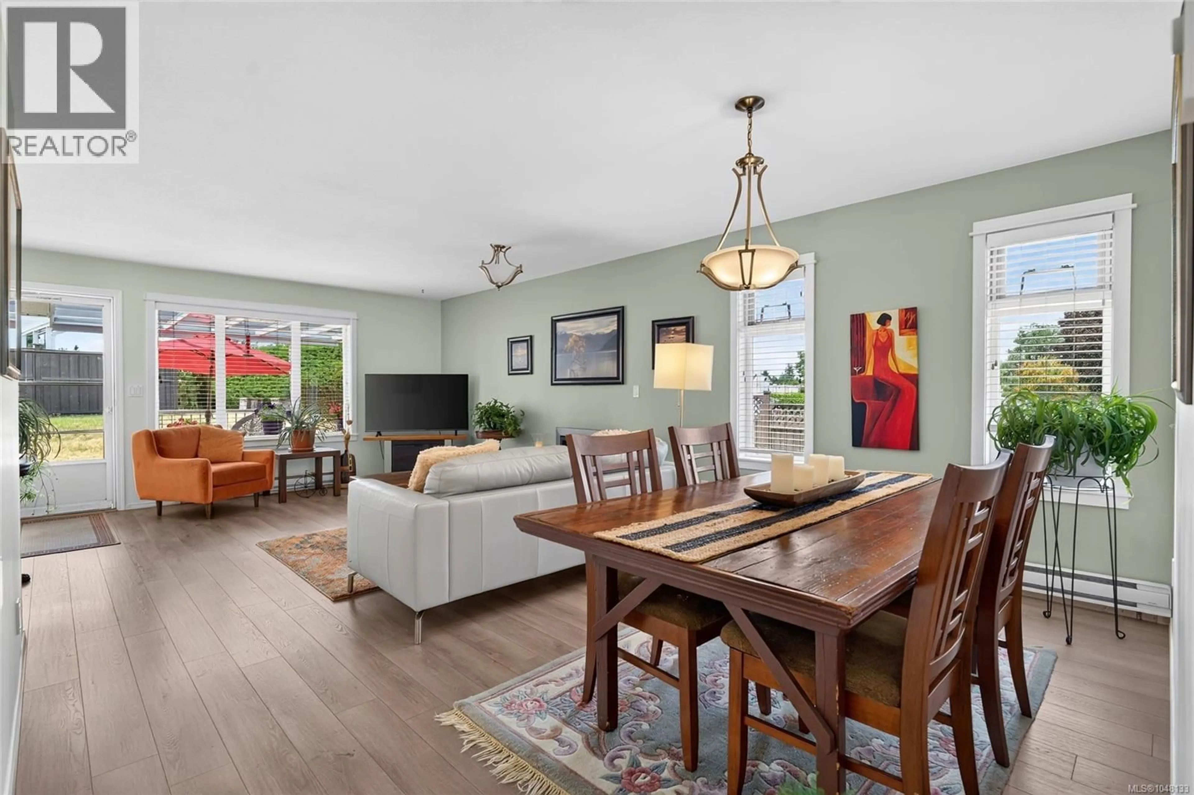 Living room with furniture, wood/laminate floor for 24 - 454 MORISON AVENUE, Parksville British Columbia V9P2M6