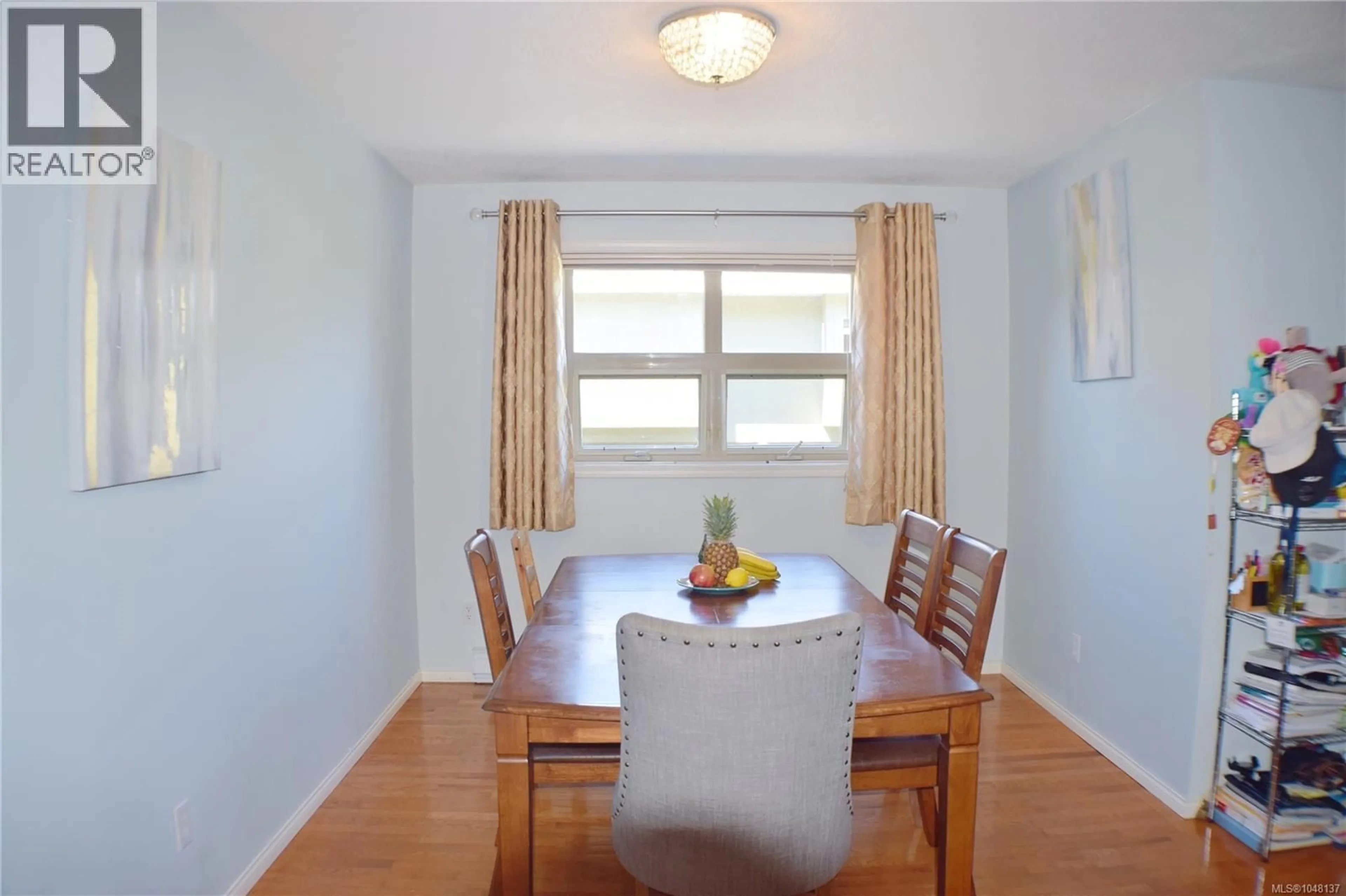 Dining room, wood/laminate floor for 207 - 1694 CEDAR HILL CROSS ROAD, Saanich British Columbia V8P2P7