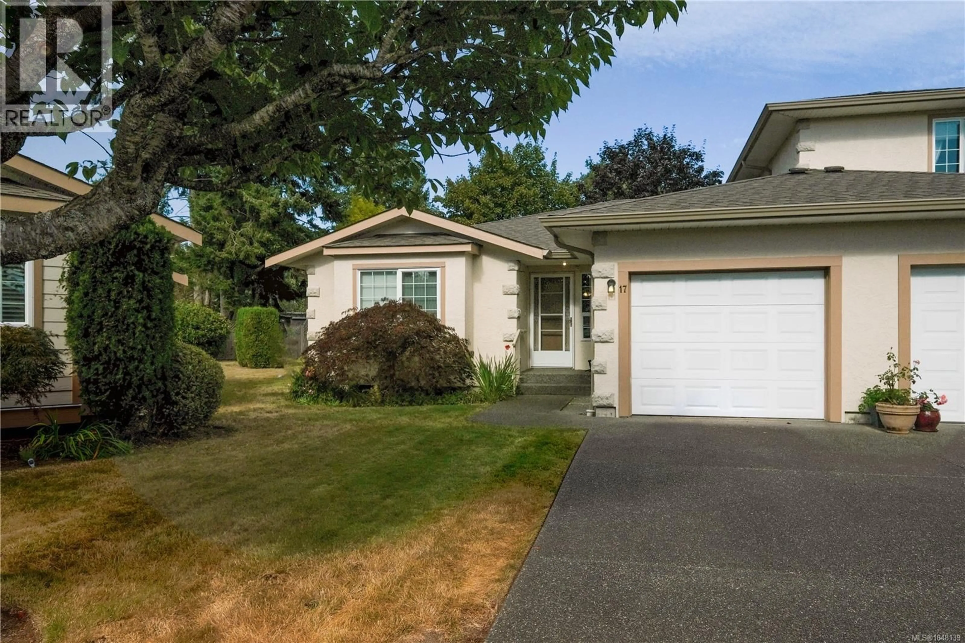 Home with vinyl exterior material, street for 17 - 2055 GALERNO ROAD, Campbell River British Columbia V9W6Z1