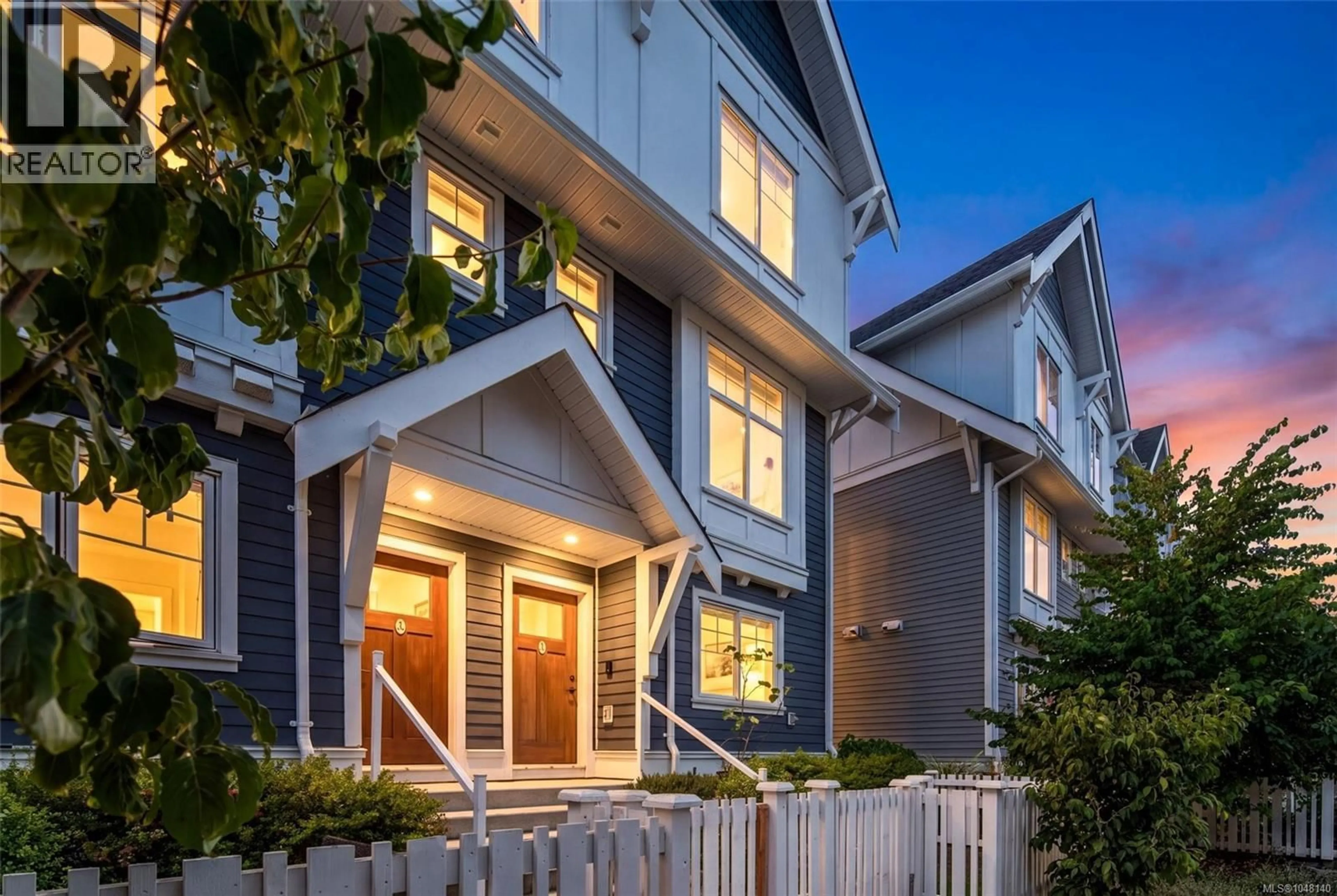 Home with vinyl exterior material, street for 4 - 3092 WASHINGTON AVENUE, Victoria British Columbia V9A0J5