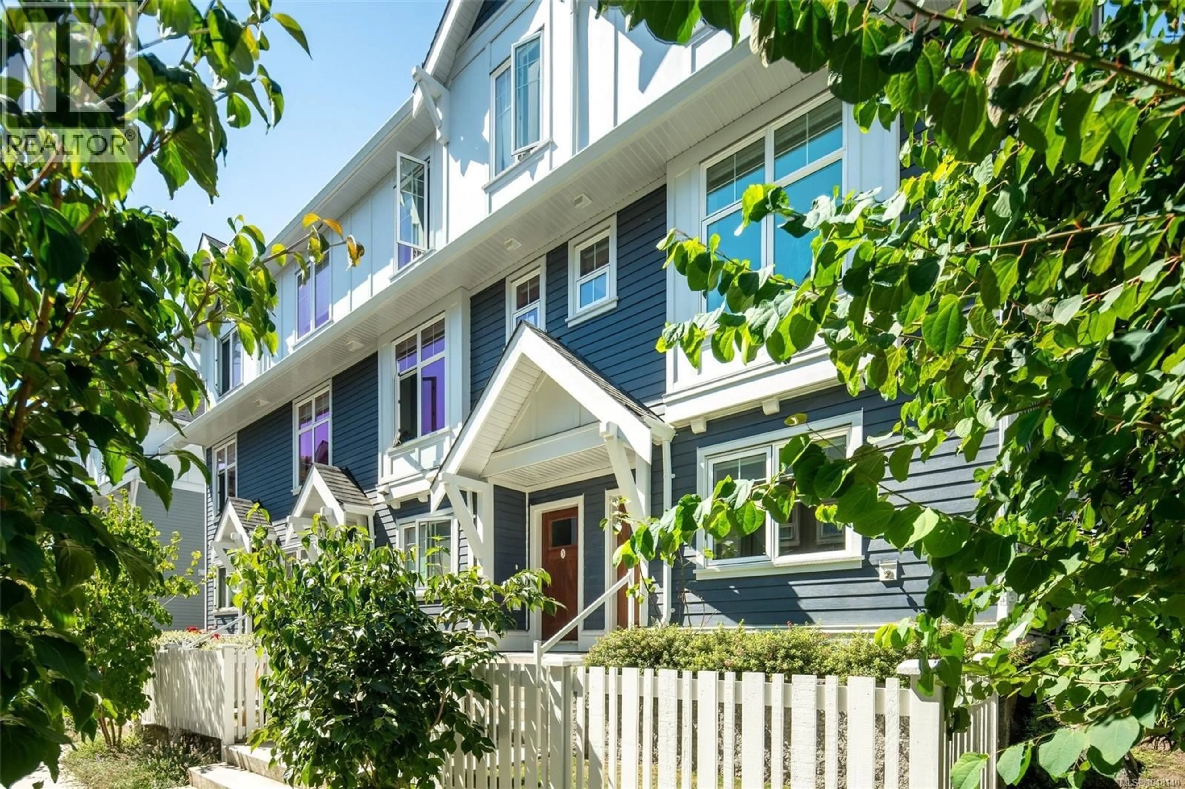 Home with vinyl exterior material, street for 4 - 3092 WASHINGTON AVENUE, Victoria British Columbia V9A0J5