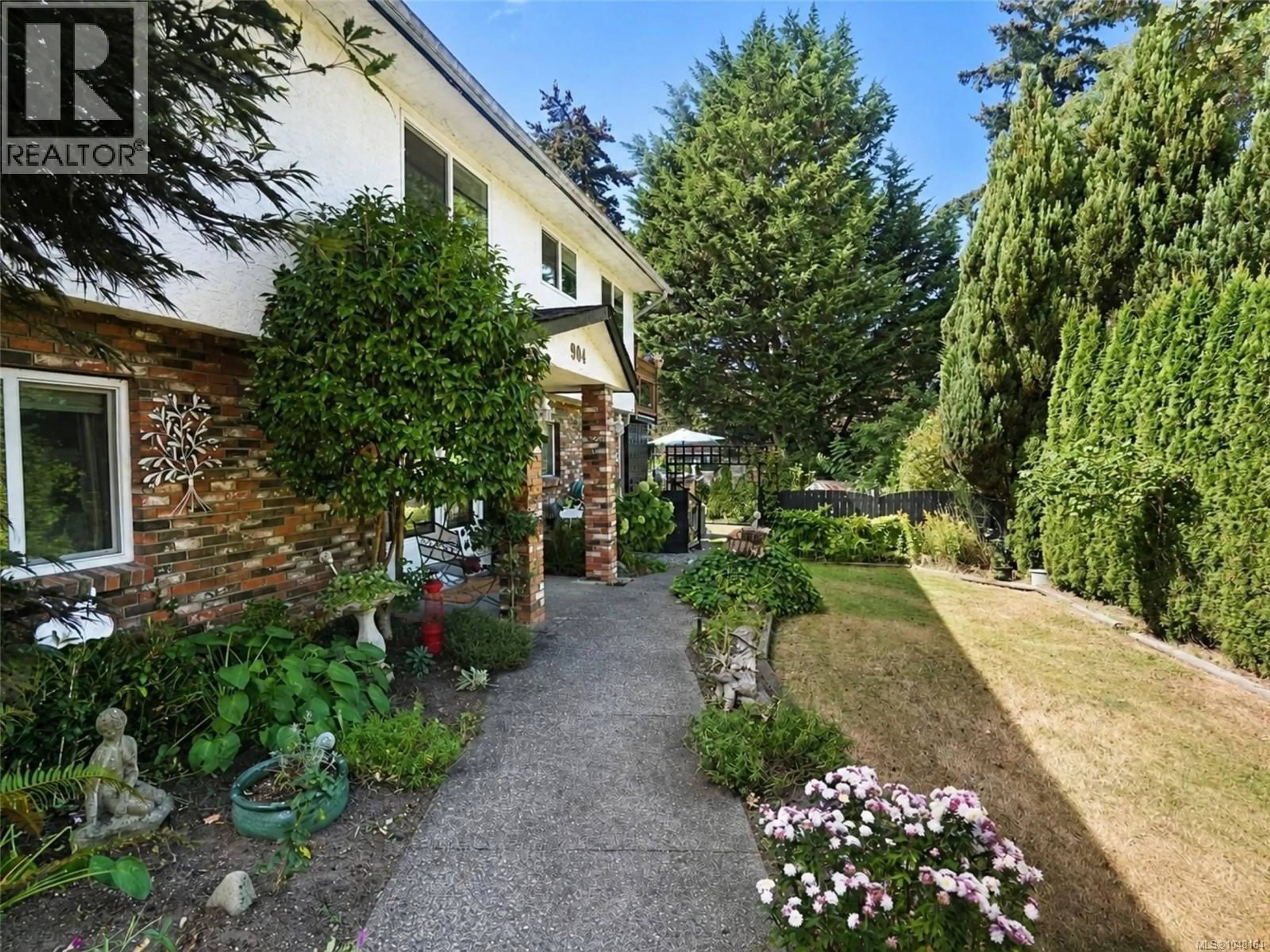 Patio, street for 904 RANKIN ROAD, Esquimalt British Columbia V9A6V6