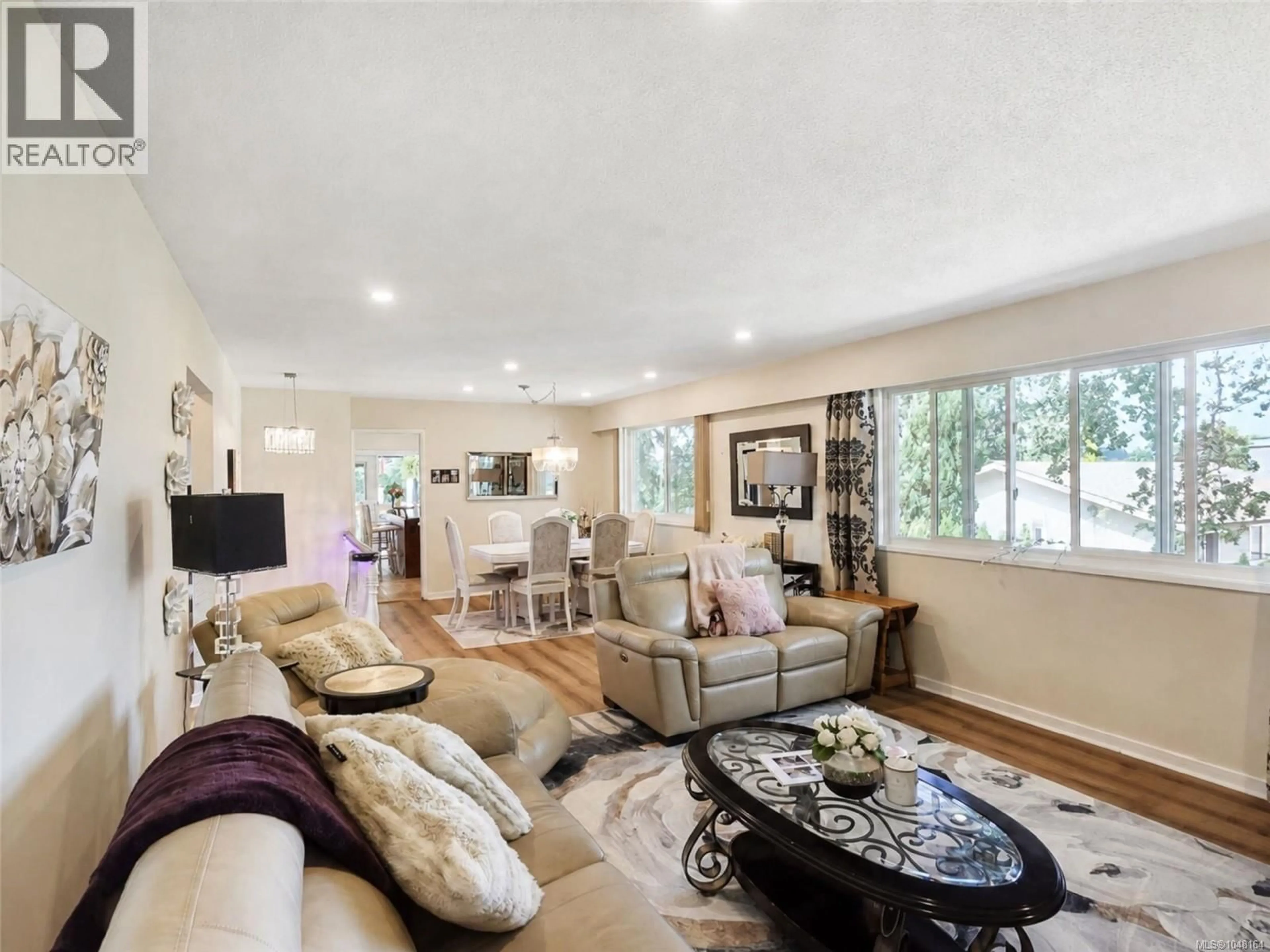 Living room with furniture, unknown for 904 RANKIN ROAD, Esquimalt British Columbia V9A6V6