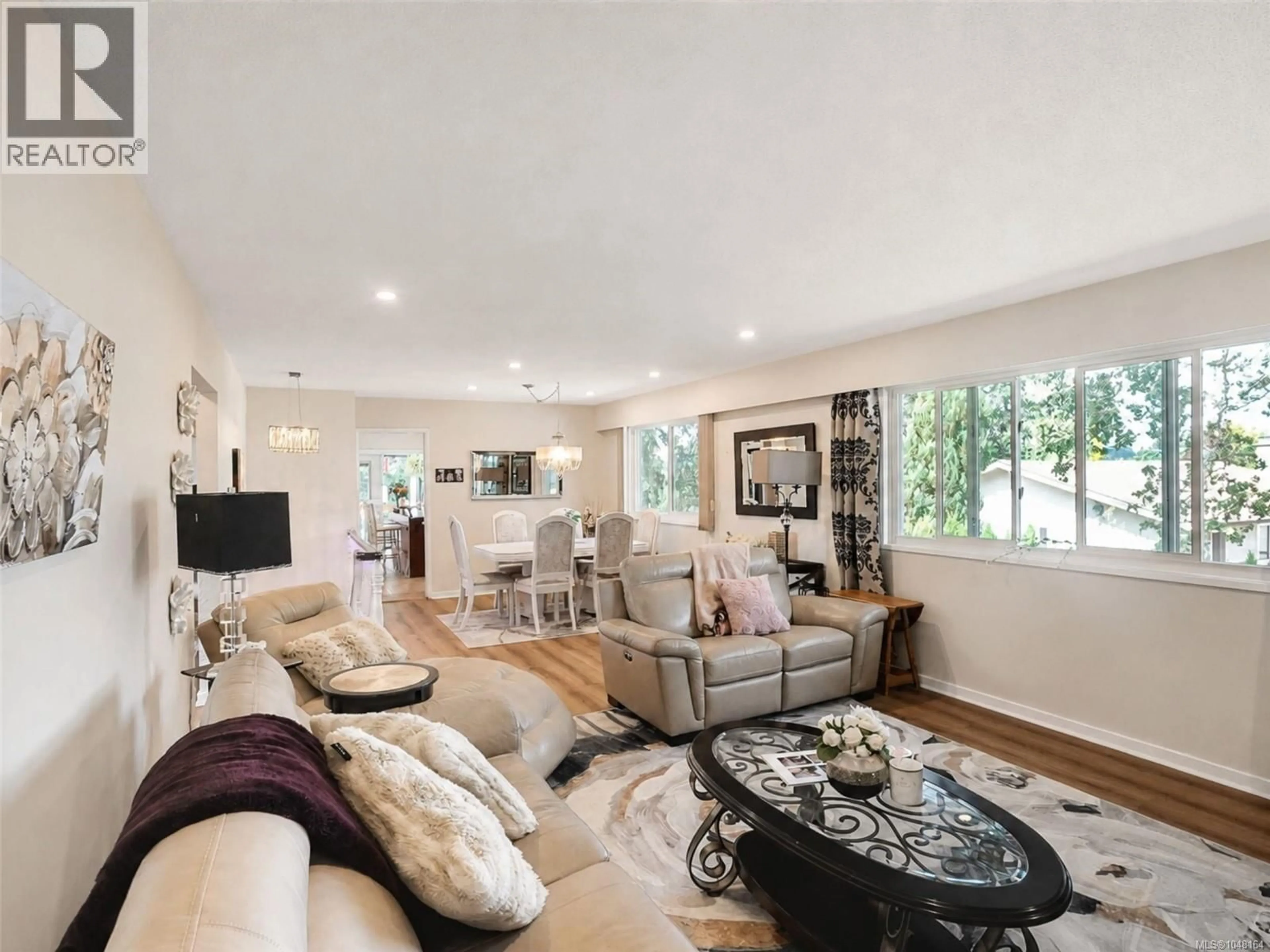 Living room with furniture, unknown for 904 RANKIN ROAD, Esquimalt British Columbia V9A6V6
