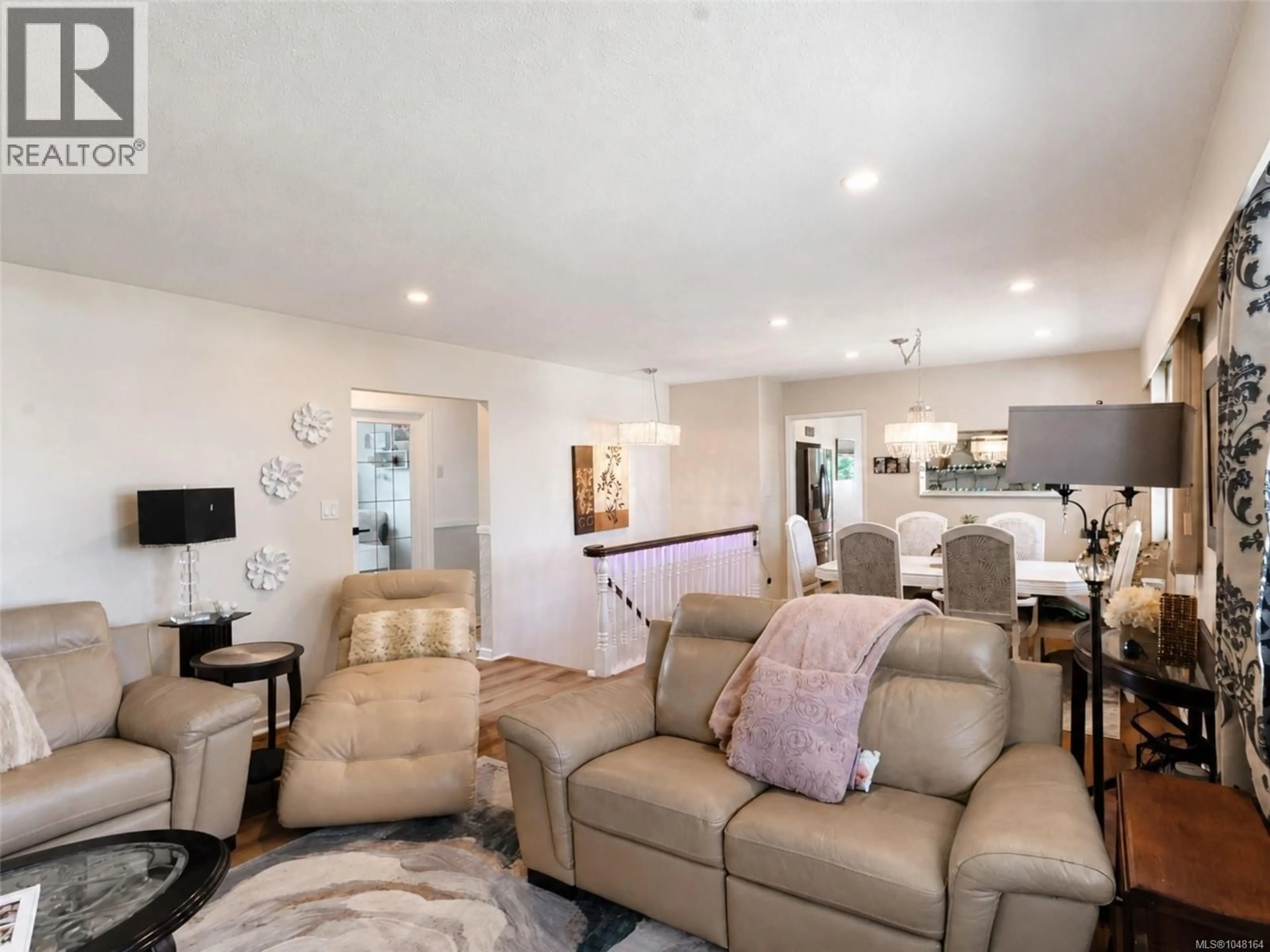 Living room with furniture, unknown for 904 RANKIN ROAD, Esquimalt British Columbia V9A6V6