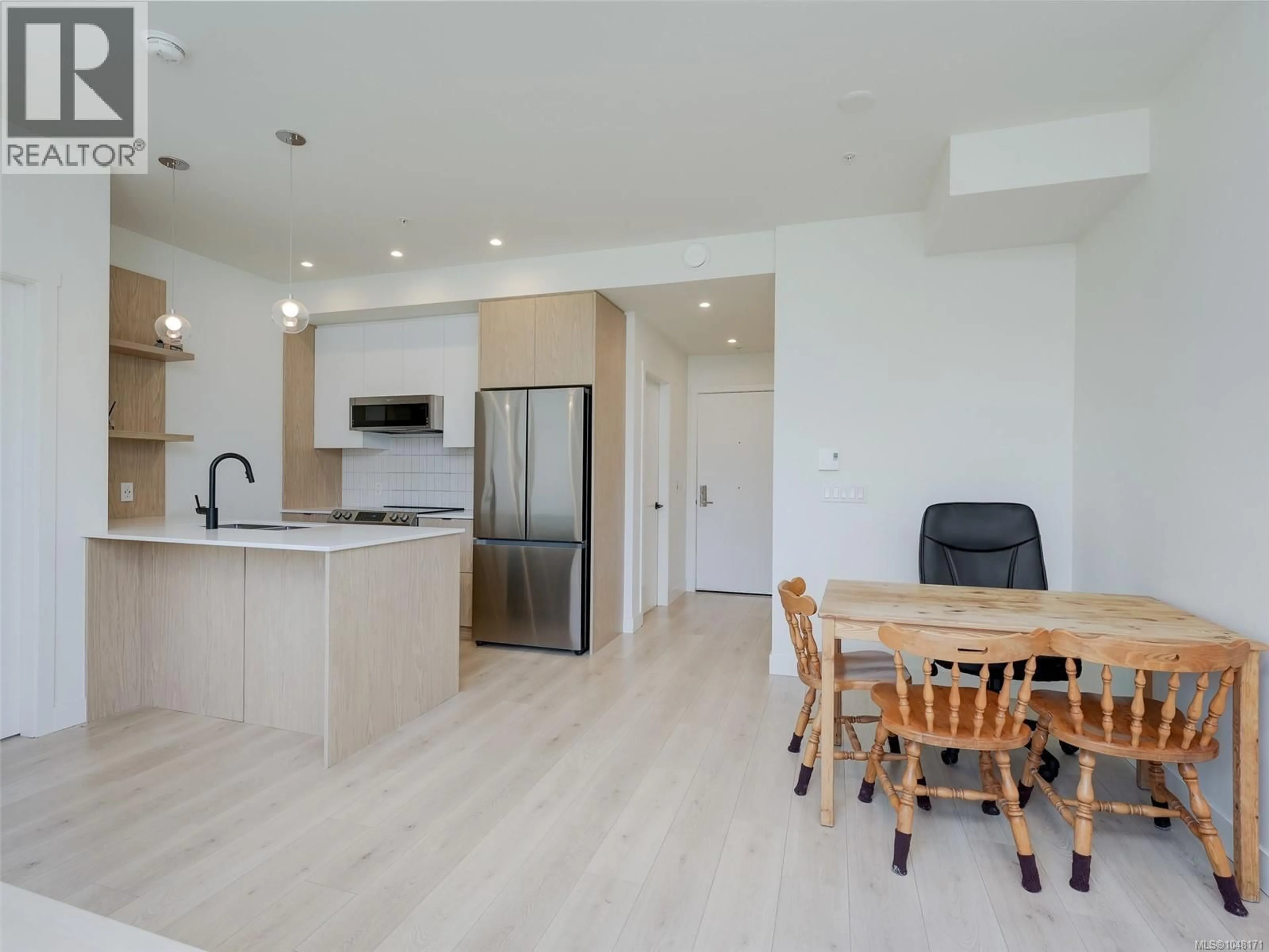 Open concept kitchen, wood/laminate floor for 308 - 1301 HILLSIDE AVENUE, Victoria British Columbia V8T2B3