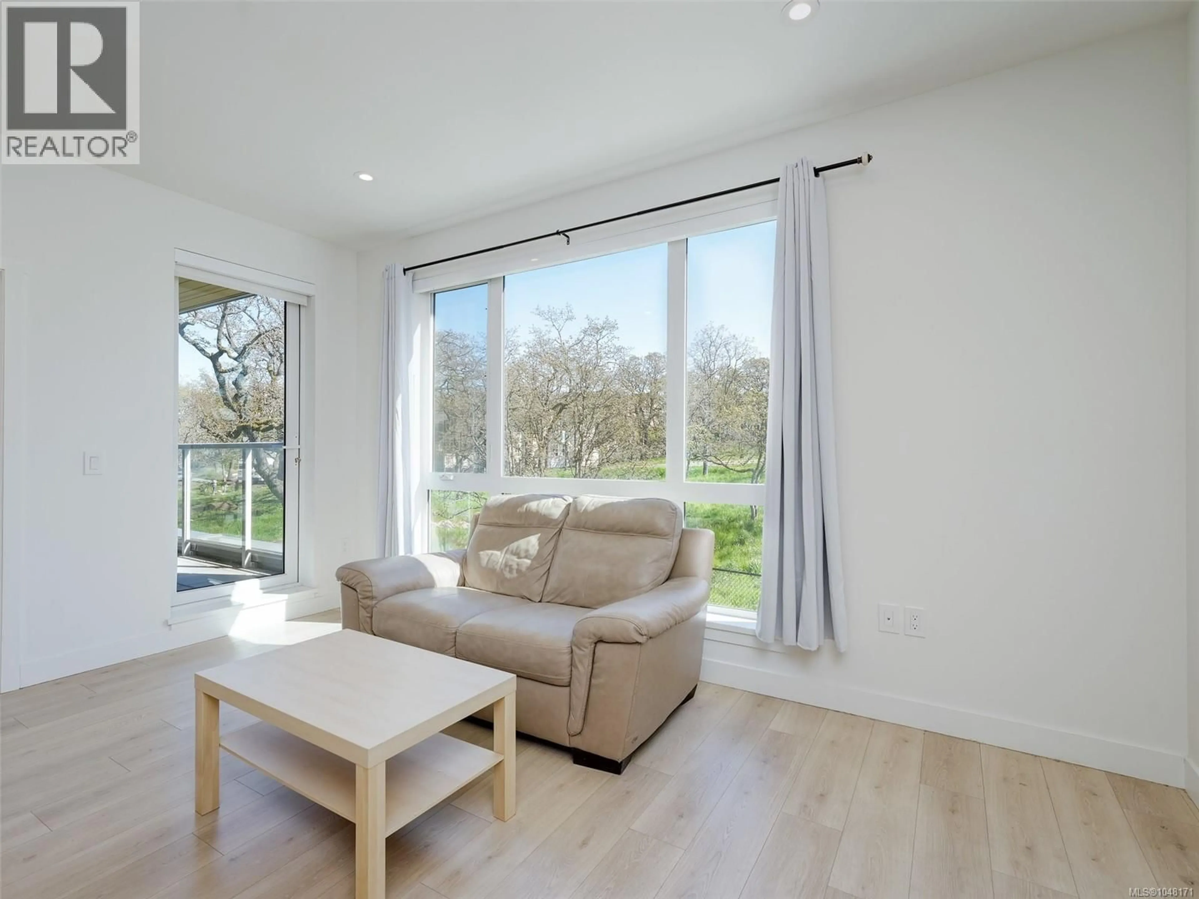 Living room with furniture, wood/laminate floor for 308 - 1301 HILLSIDE AVENUE, Victoria British Columbia V8T2B3