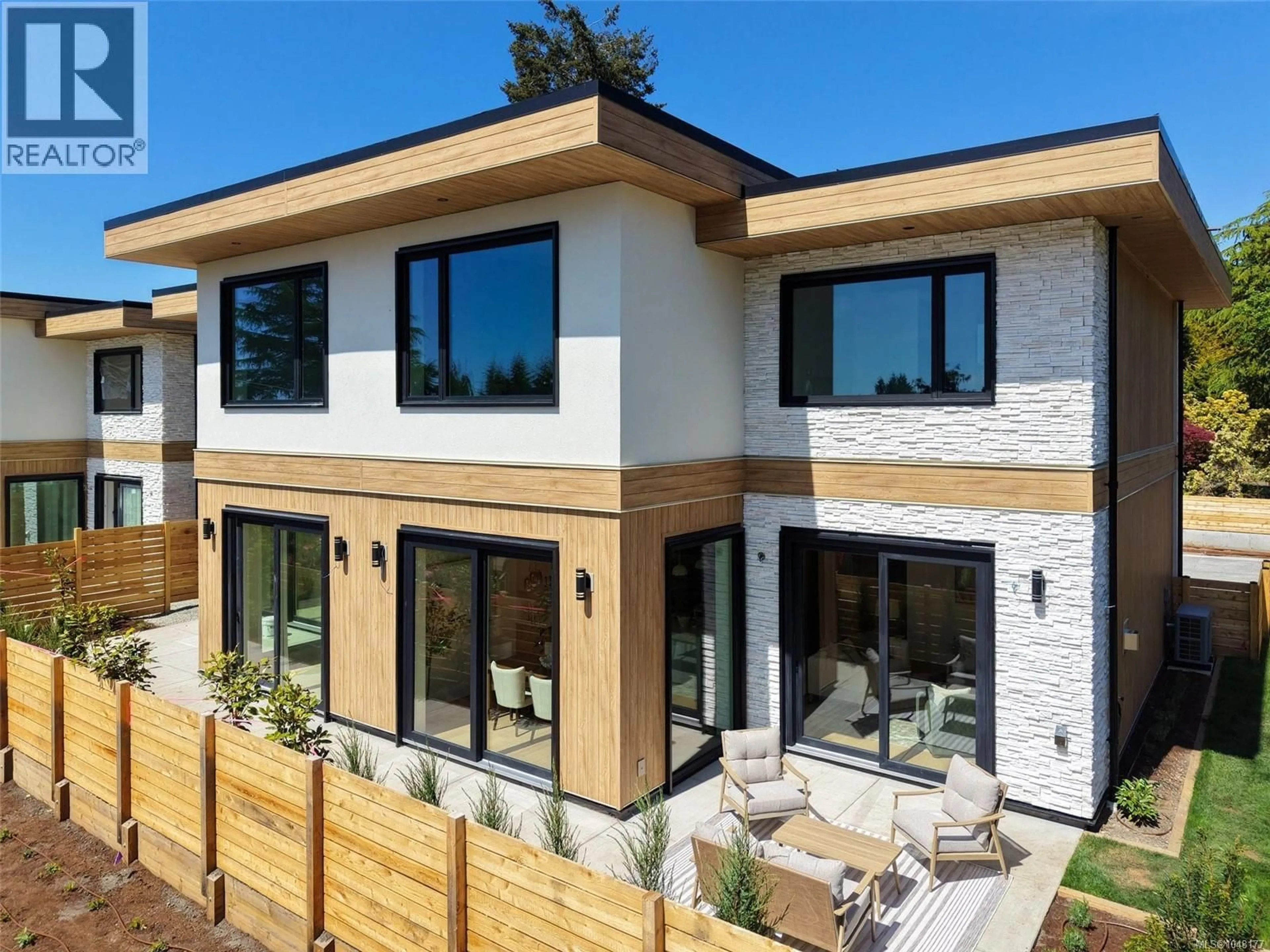 Home with brick exterior material, unknown for 2 - 3022 CADBORO BAY ROAD, Oak Bay British Columbia V8R5J9