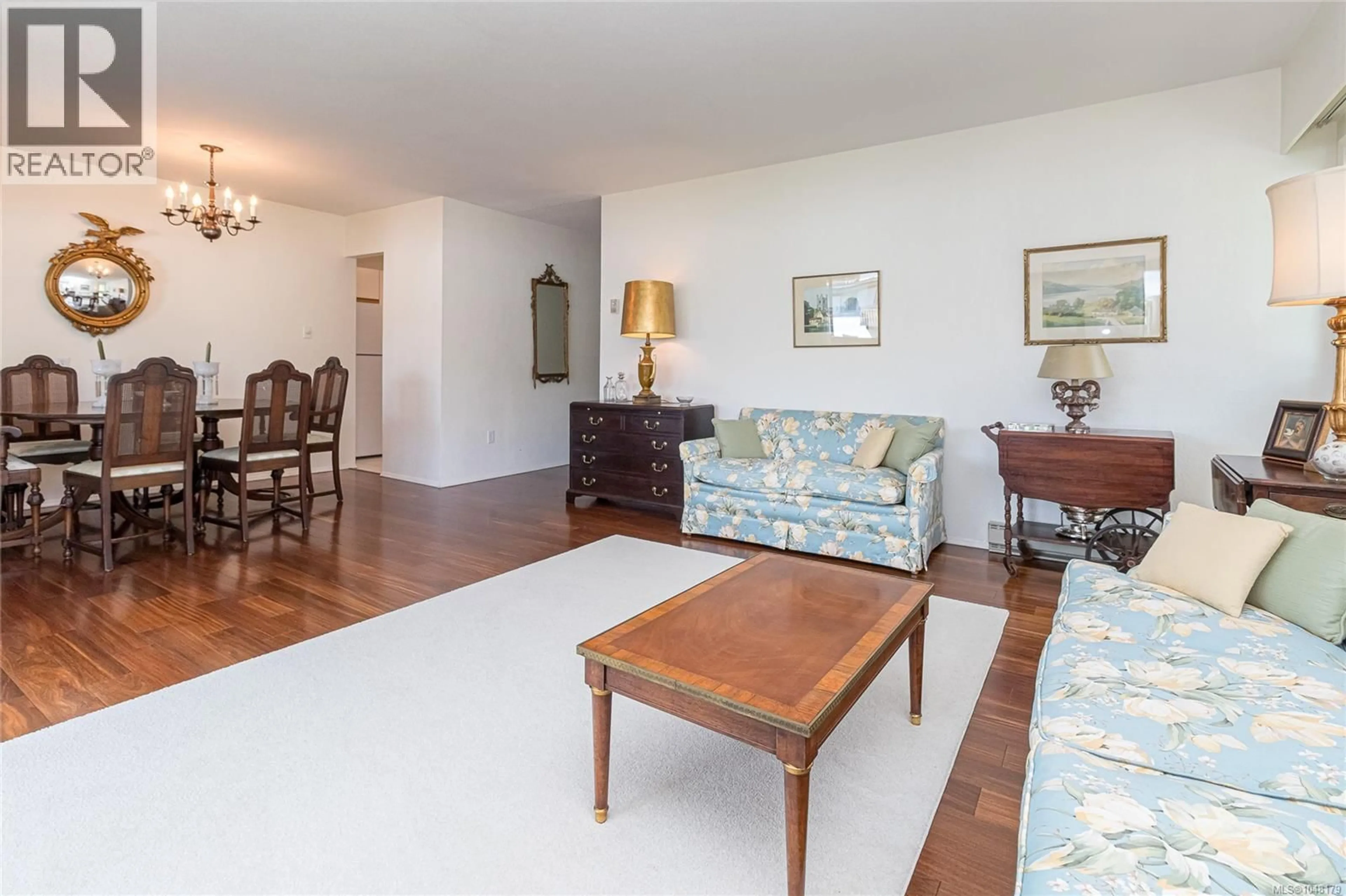 Living room with furniture, wood/laminate floor for 401 - 1145 HILDA STREET, Victoria British Columbia V8V2Z5