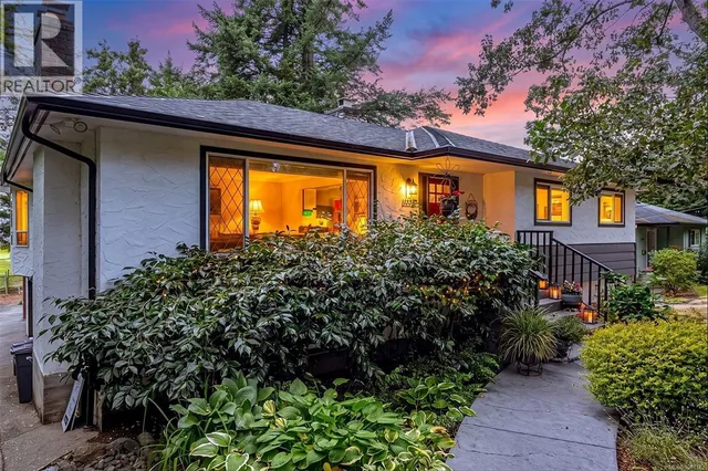 3960 CUMBERLAND ROAD, Saanich 5
