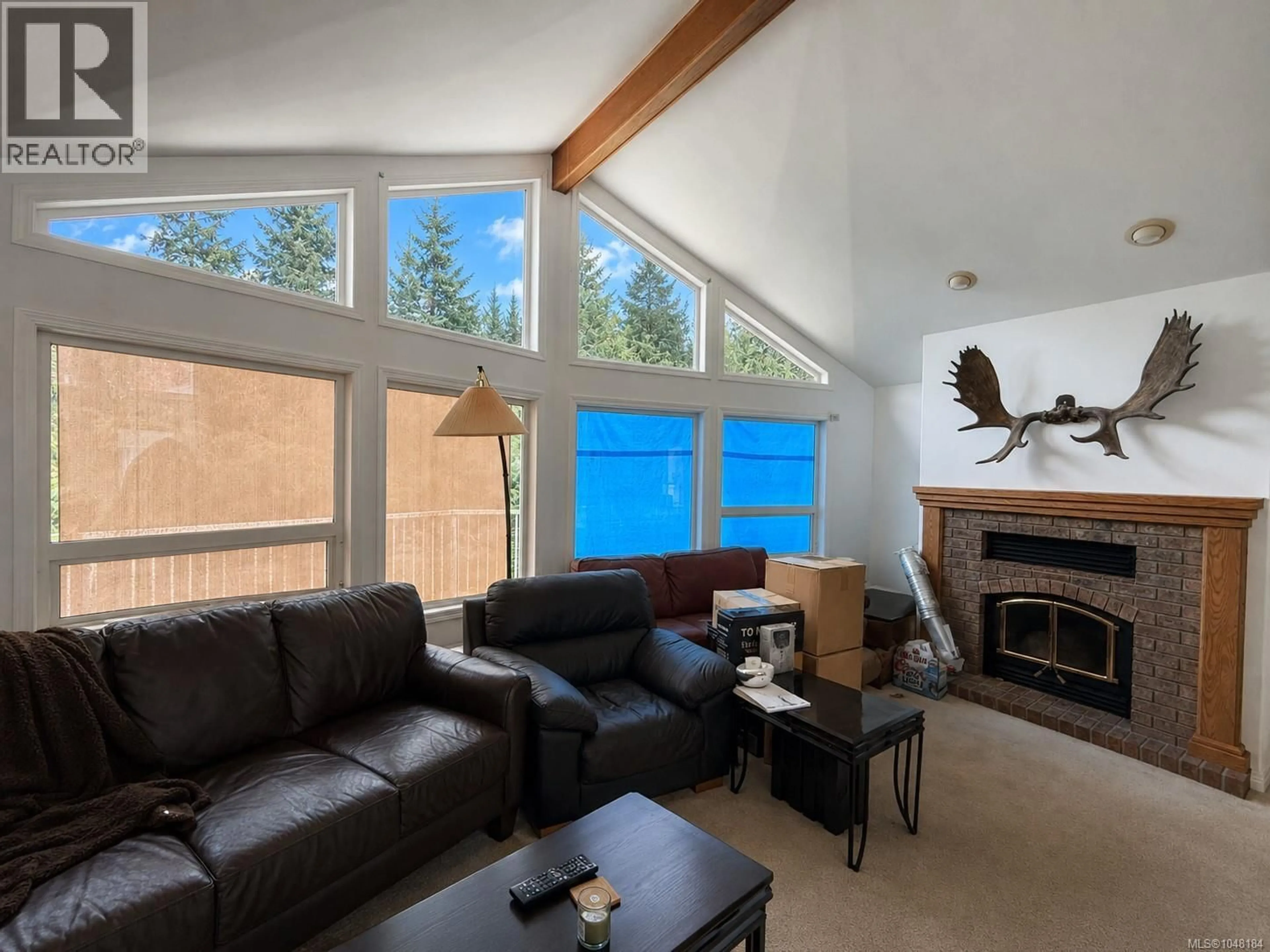 Living room with furniture, wood/laminate floor for 9718 MIRACLE WAY, Youbou British Columbia V0R3E1