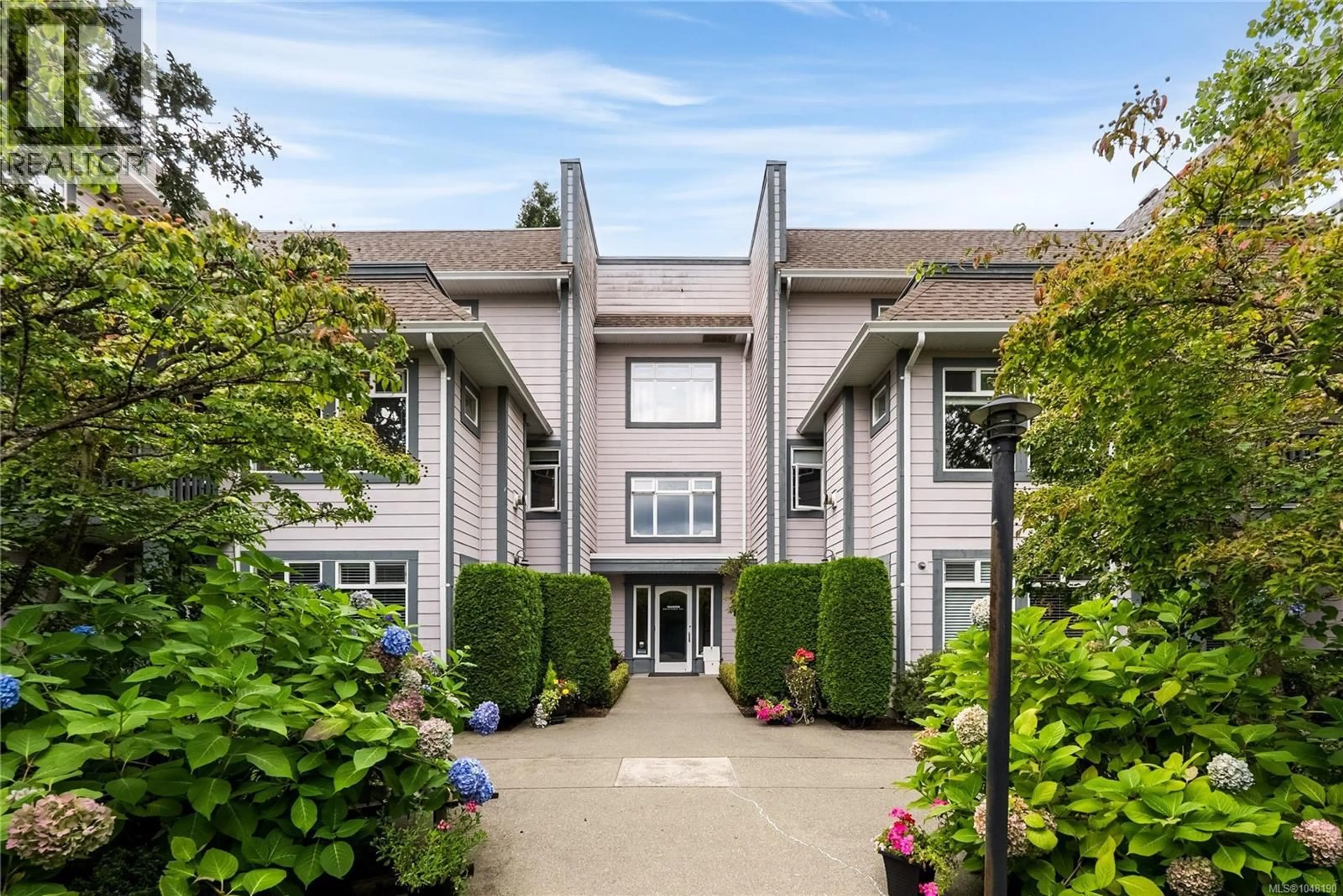 Indoor foyer for 102 - 1196 SLUGGETT ROAD, Central Saanich British Columbia V8M2J3