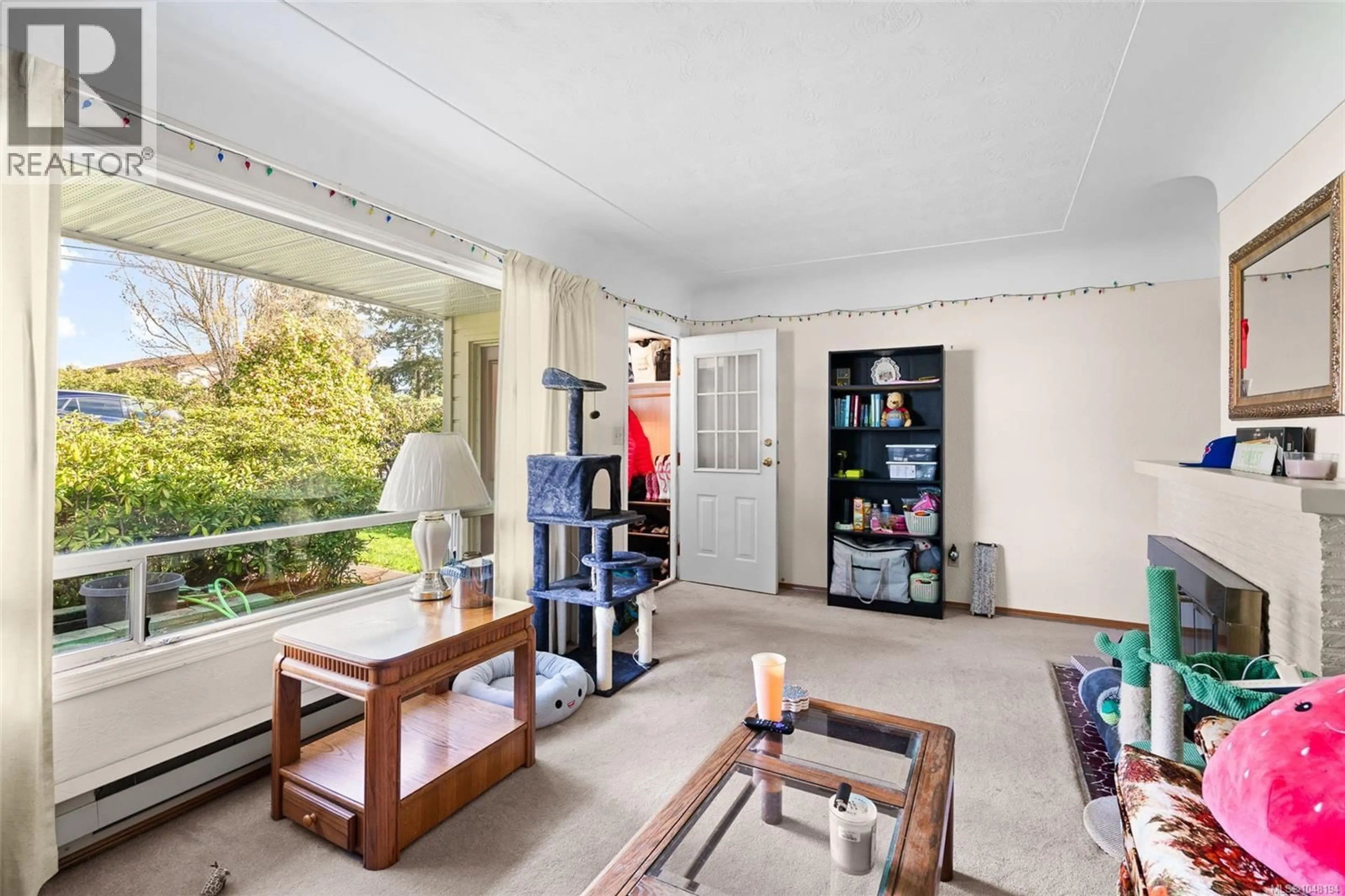 Living room with furniture, unknown for 625 BROADWAY STREET, Saanich British Columbia V8Z2G5